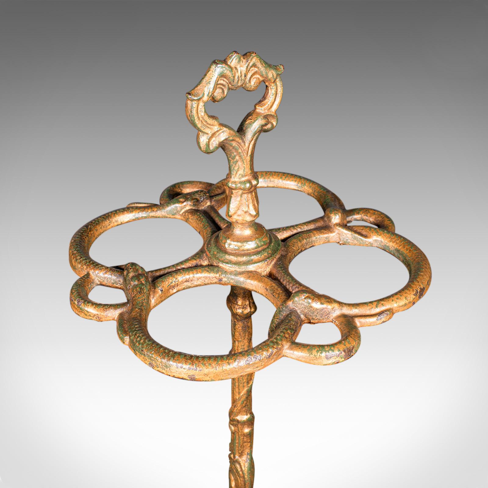 
Il s'agit d'un ancien porte-bâton pour homme. Porte-parapluies ou Looping en métal doré, datant du milieu de la période victorienne, vers 1860.

Magnifique support, avec un fascinant motif serpentin et des couleurs brillantes.
Elle présente une