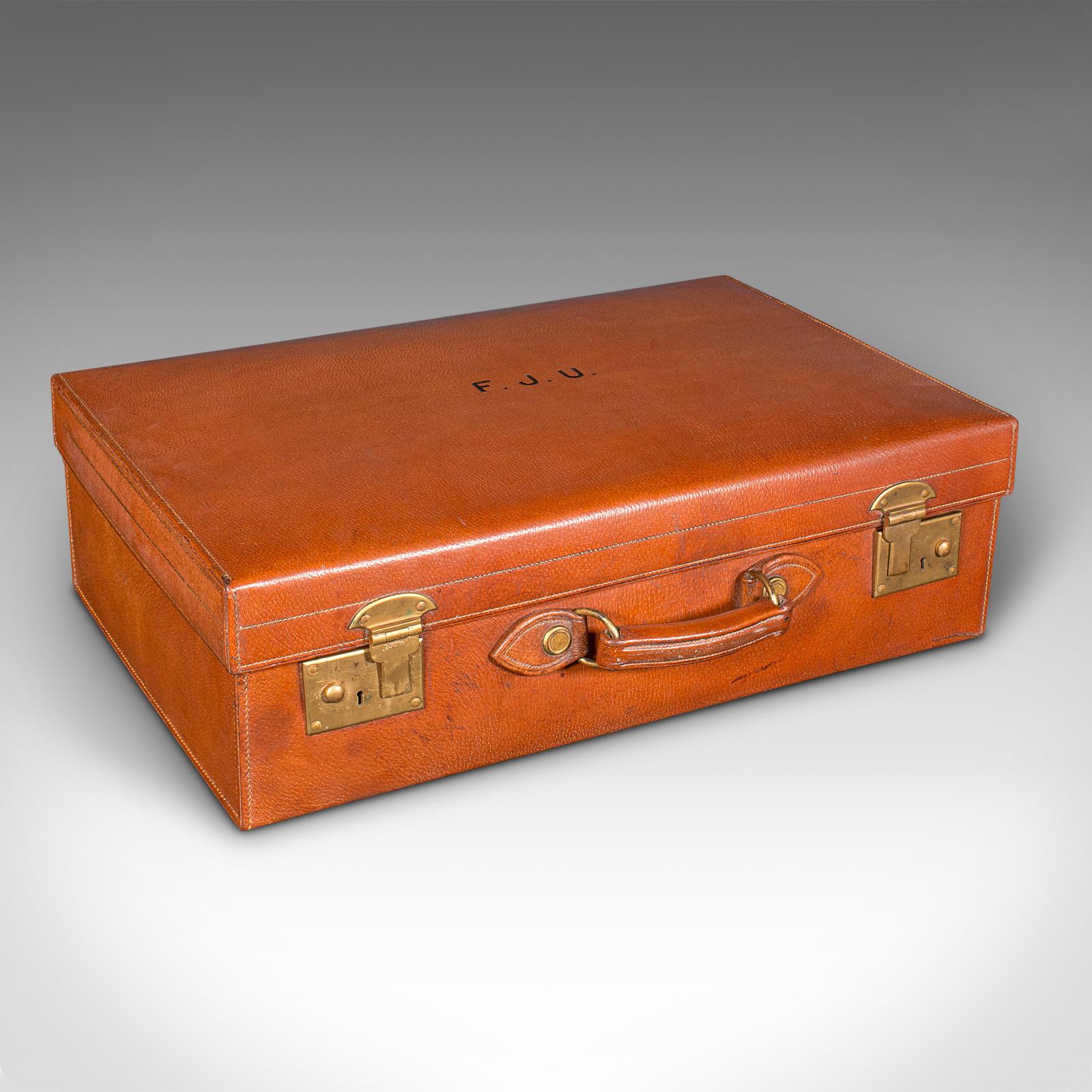 
Il s'agit d'une grande valise de voyage ancienne pour homme. Valise de luxe en cuir de Harrods, datant de la période édouardienne, vers 1910.

Un étui de luxe délicieusement robuste et utilisable, avec de superbes couleurs
Présente une patine