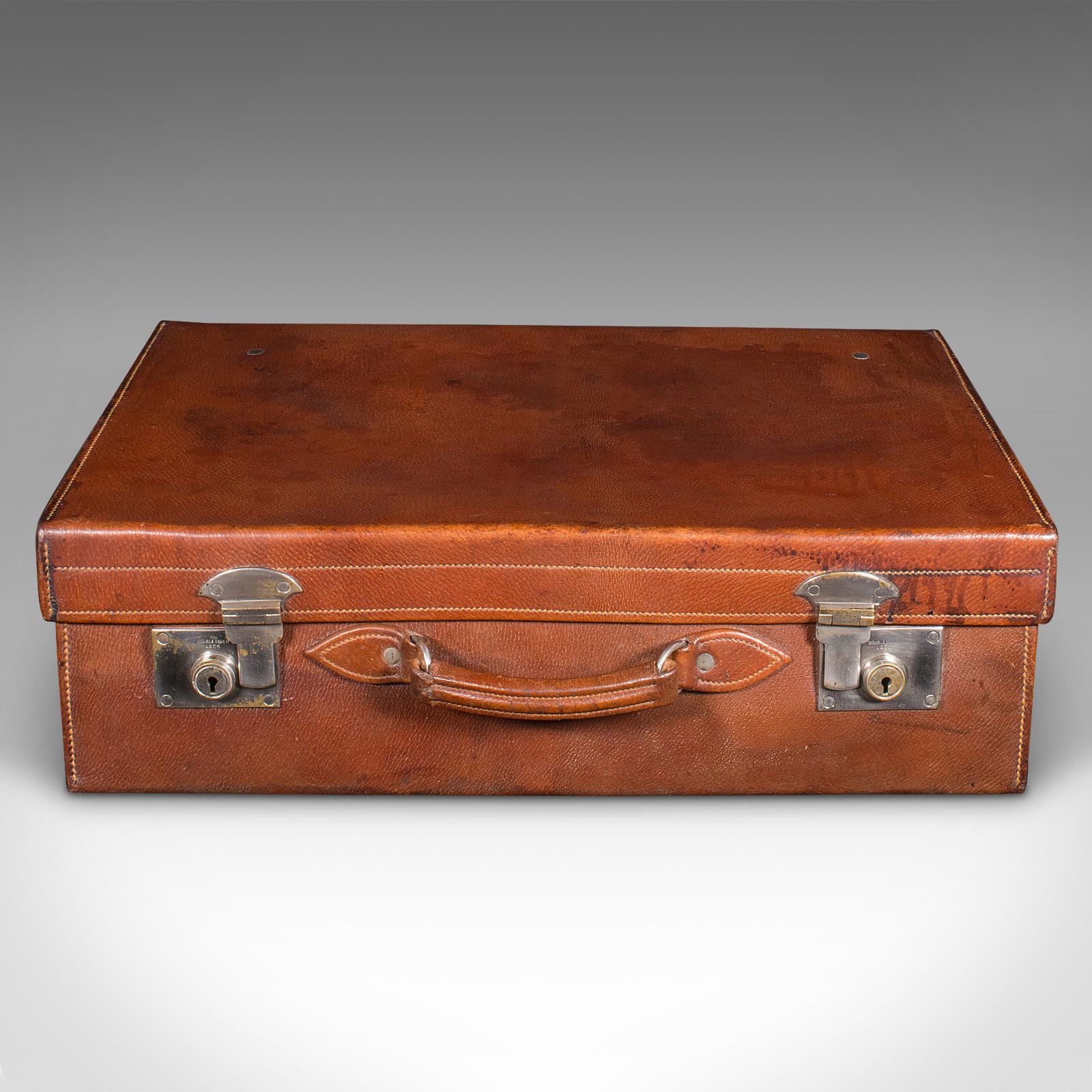 British Antique Gentleman's Valet Suitcase, English, Leather, Fitted Interior, C.1920 For Sale