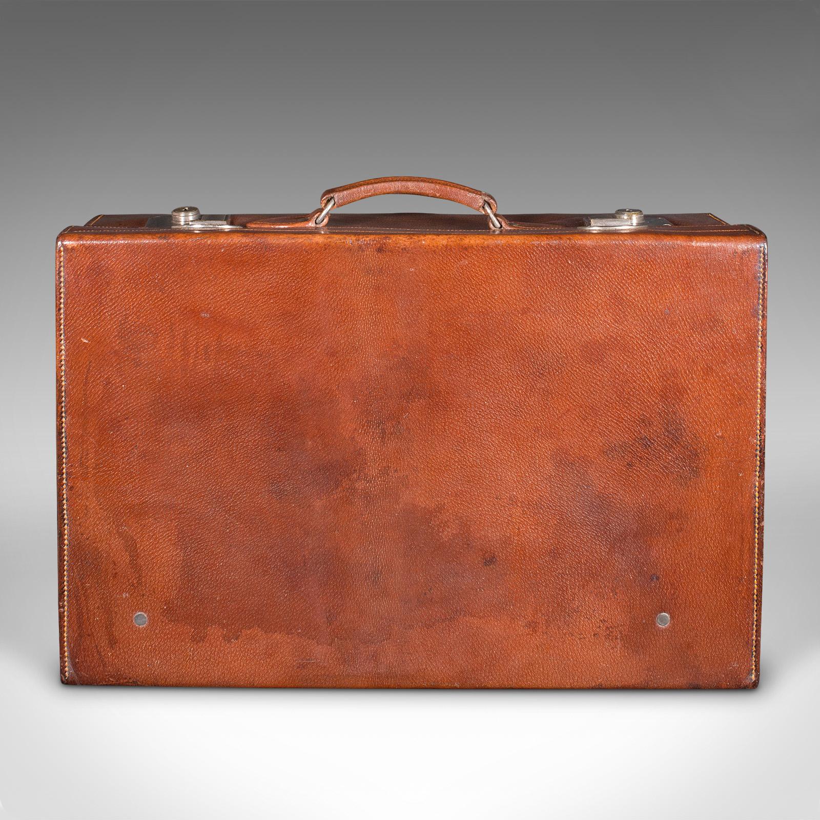 Antique Gentleman's Valet Suitcase, English, Leather, Fitted Interior, C.1920 In Good Condition For Sale In Hele, Devon, GB