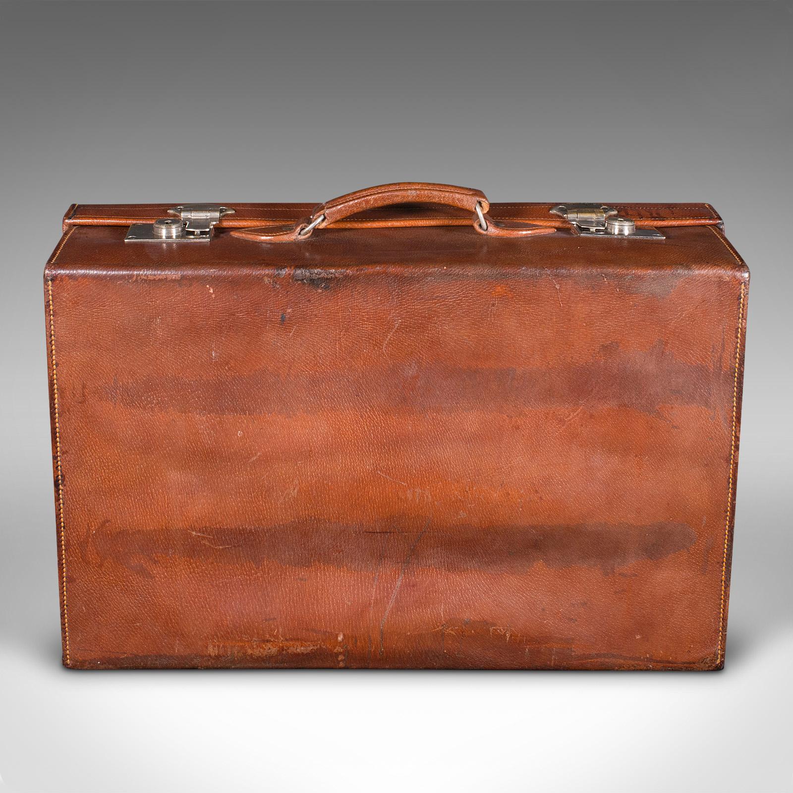 20th Century Antique Gentleman's Valet Suitcase, English, Leather, Fitted Interior, C.1920 For Sale