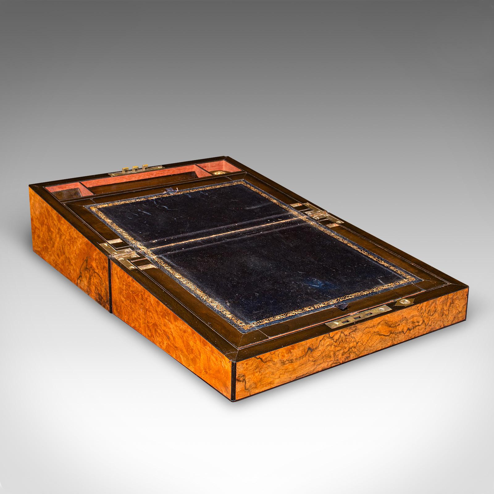 
Il s'agit d'un ancien chevalet d'écriture pour homme. Boîte à correspondance anglaise en ronce de noyer et cuir, datant du milieu de la période victorienne, vers 1850.

Un travail artisanal délicieux et une apparence remarquable
Présente une patine
