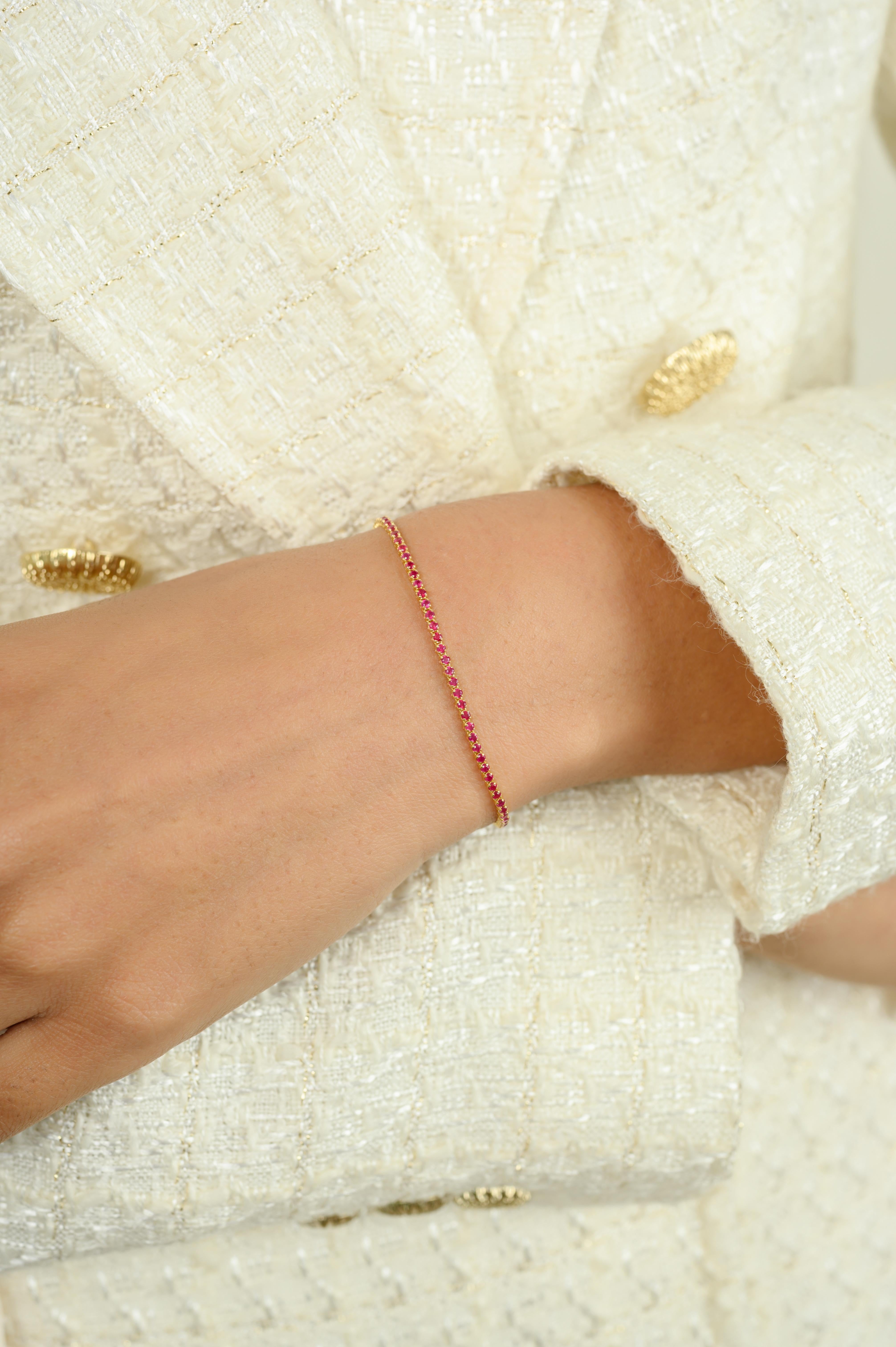 Antique Genuine Faceted Ruby Round Cut Chain Bracelet in 18k Gold für Frauen präsentiert endlos funkelnden natürlichen Rubin, mit einem Gewicht von 1,69 Karat. Es misst 7 Zoll in der Länge. 
Rubin verbessert die mentale Stärke.
Entworfen mit einem