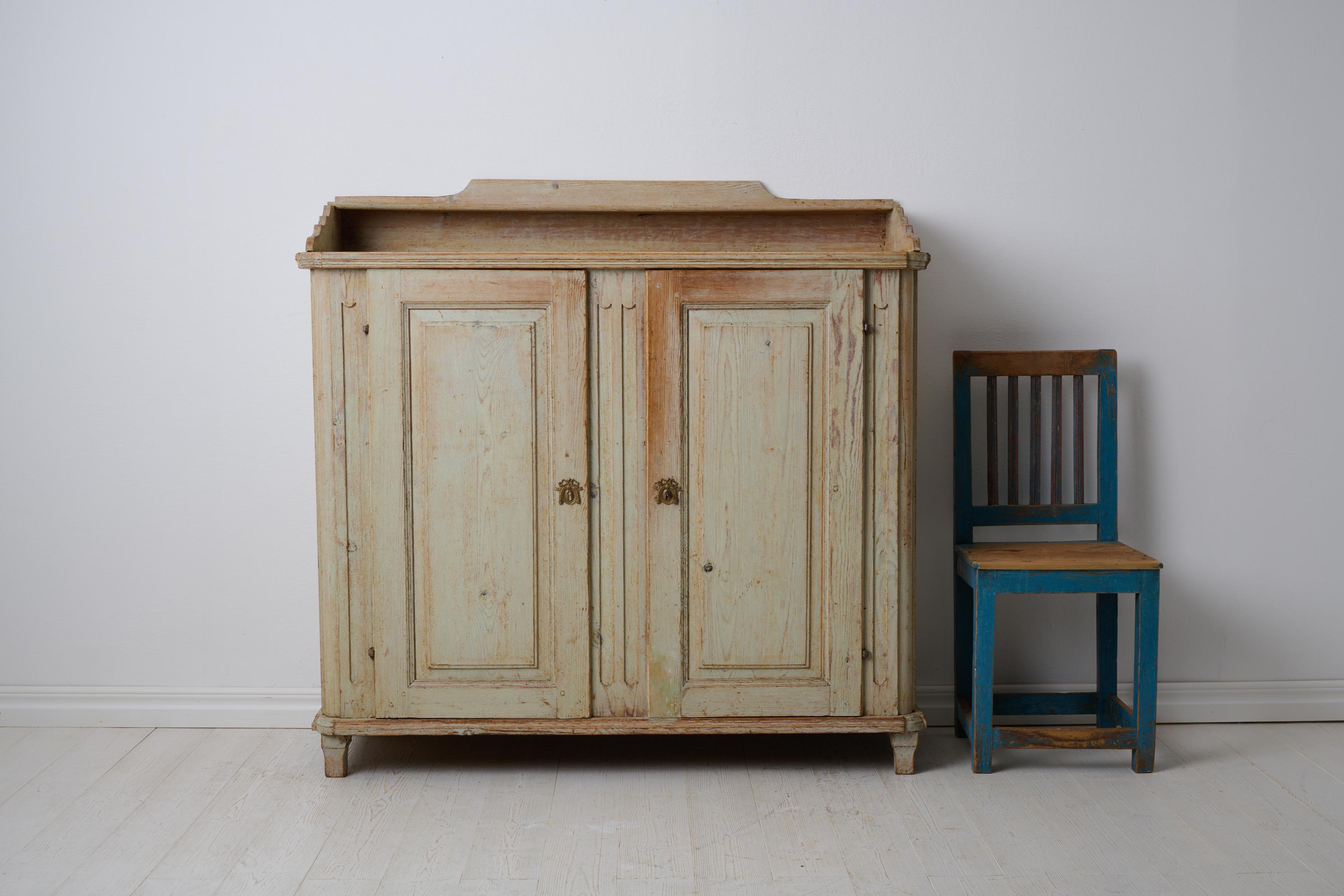 Echtes antikes schwedisches Sideboard im gustavianischen Stil. Die Anrichte ist ein echtes Landhausmöbel aus Nordschweden, das um 1820 hergestellt wurde, also vor 200 Jahren. Handgefertigter Rahmen aus massivem Kiefernholz. Handwerklich gut gemacht.