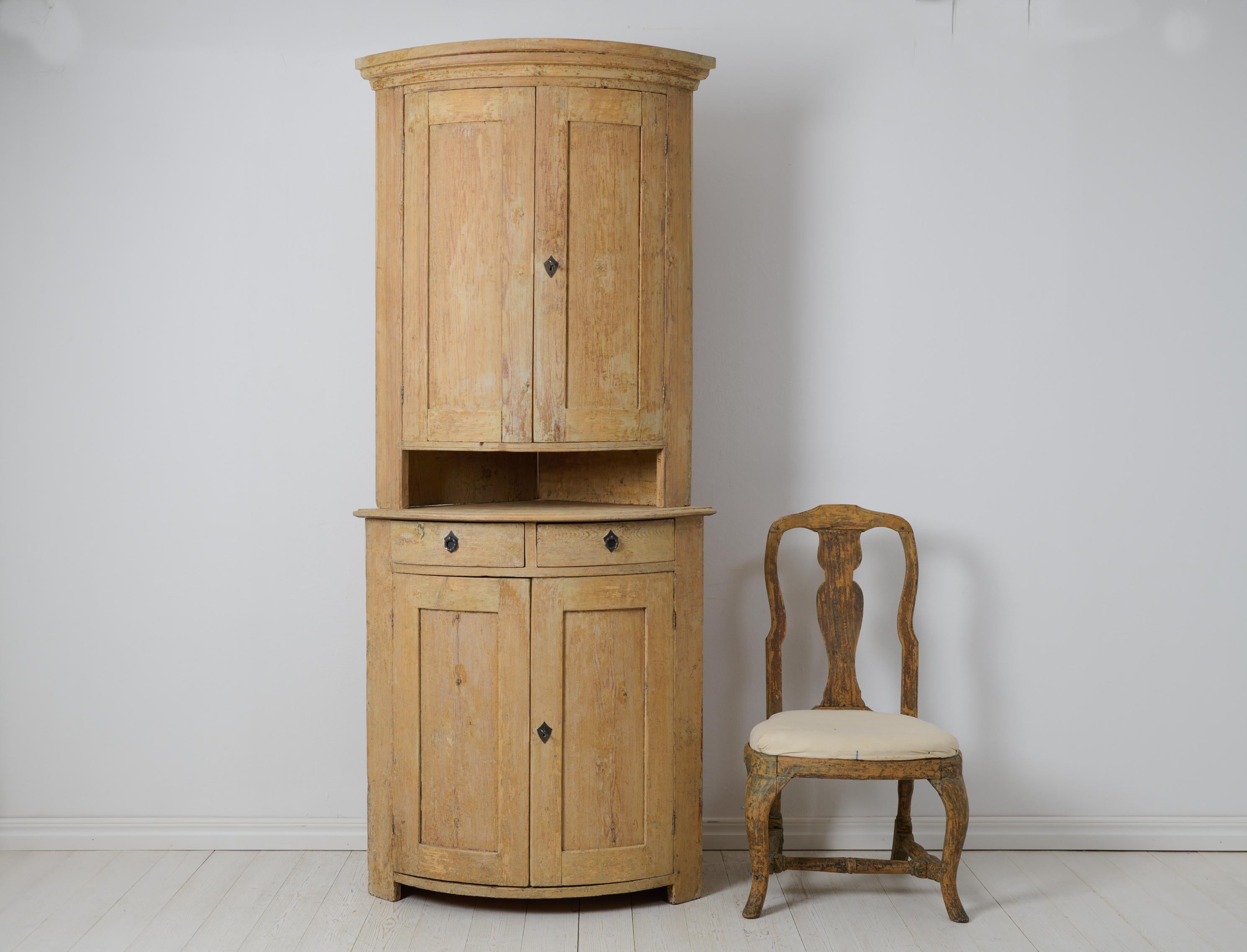 Antique Genuine Northern Swedish Country Gustavian Style Rustic Corner Cabinet In Good Condition For Sale In Kramfors, SE