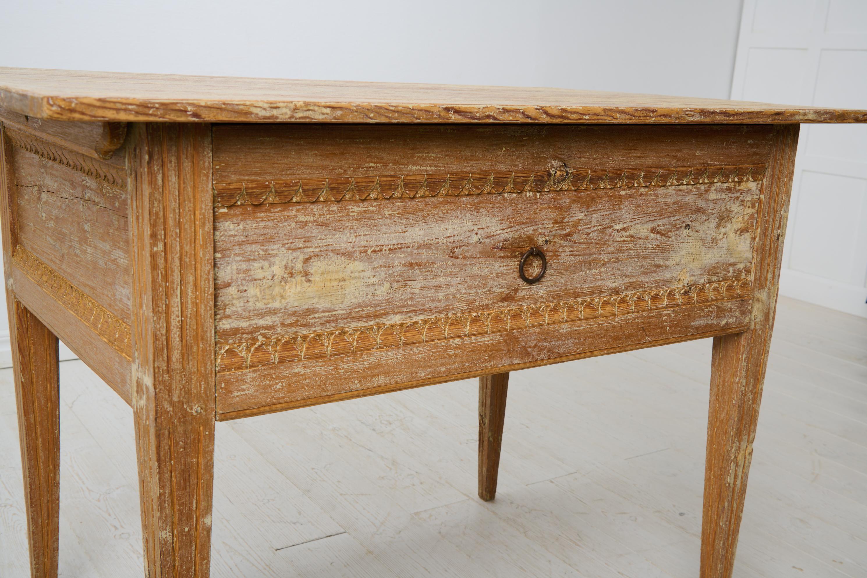 Pin The House House of Antiques of Hälsingland, authentique table de campagne gustavienne du nord de la Suède en vente