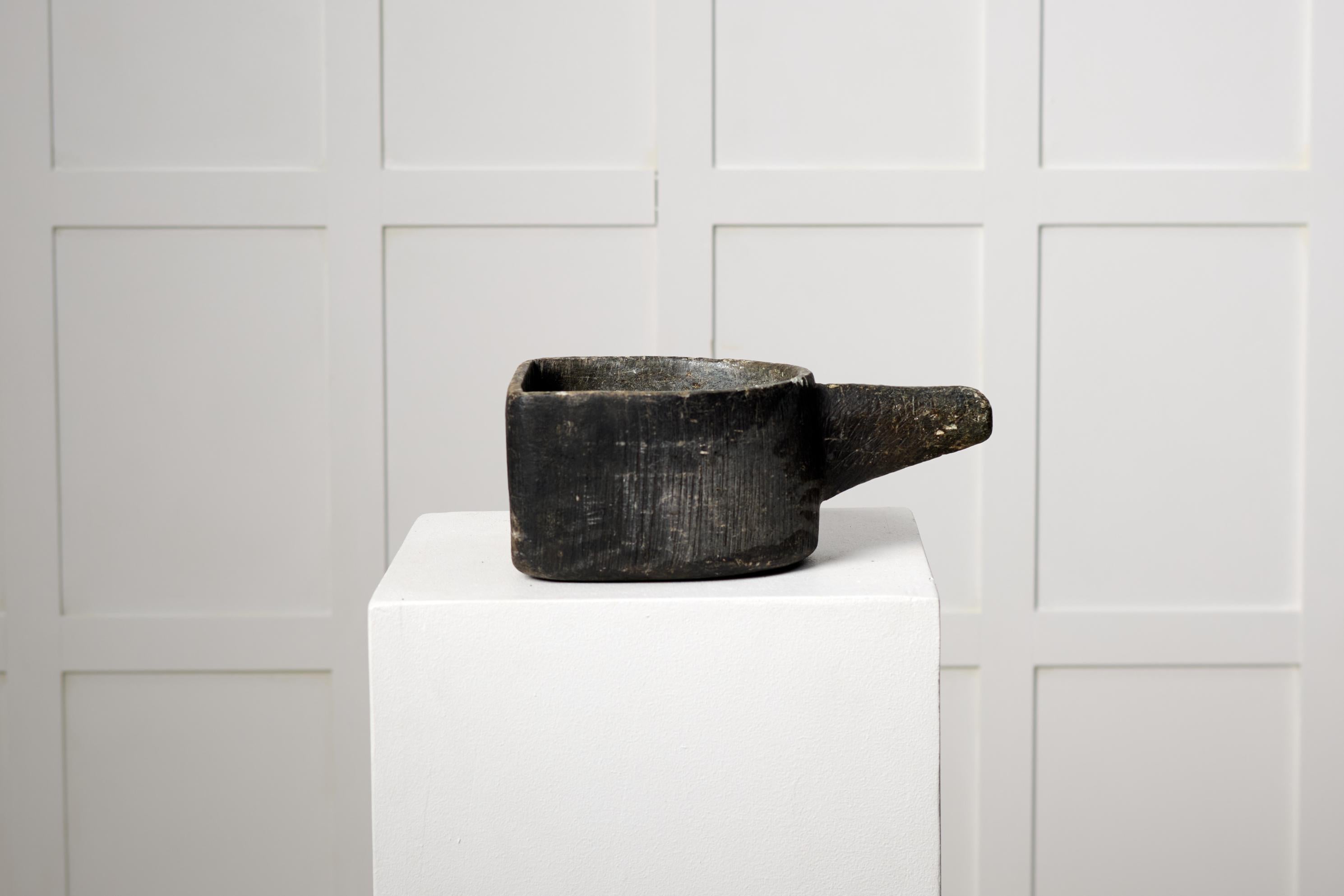Antiker schwedischer Steintopf aus Speckstein, hergestellt in Nordschweden um 1820 bis 1840. Der Topf wurde für die Zubereitung von Speisen über offenem Feuer verwendet. Handgefertigt aus Speckstein, einer weichen Steinart. Der Topf stammt aus