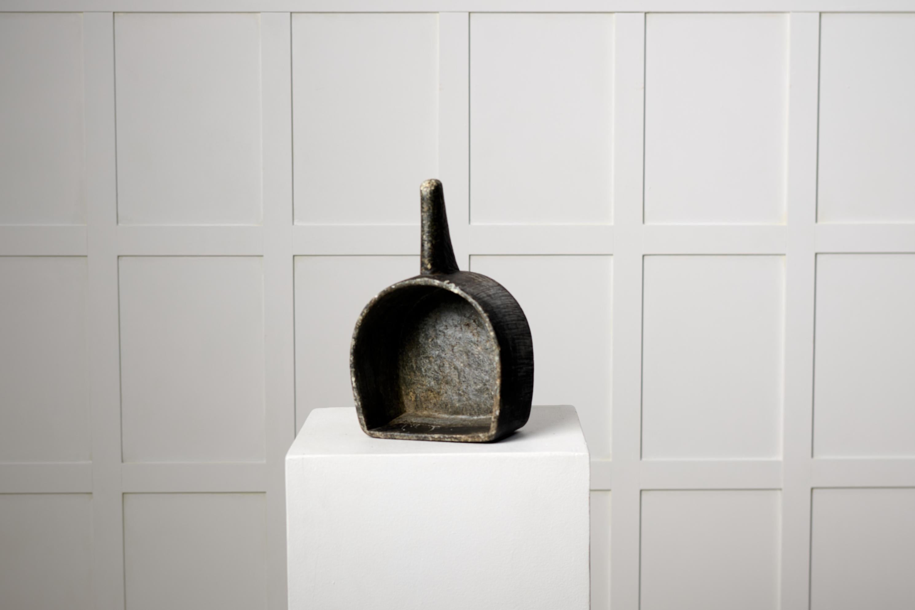 Antiker, echter, nordschwedischer, kleiner, schwarzer, schwarzer Stein- Seifentopf aus Stein  (Handgefertigt) im Angebot