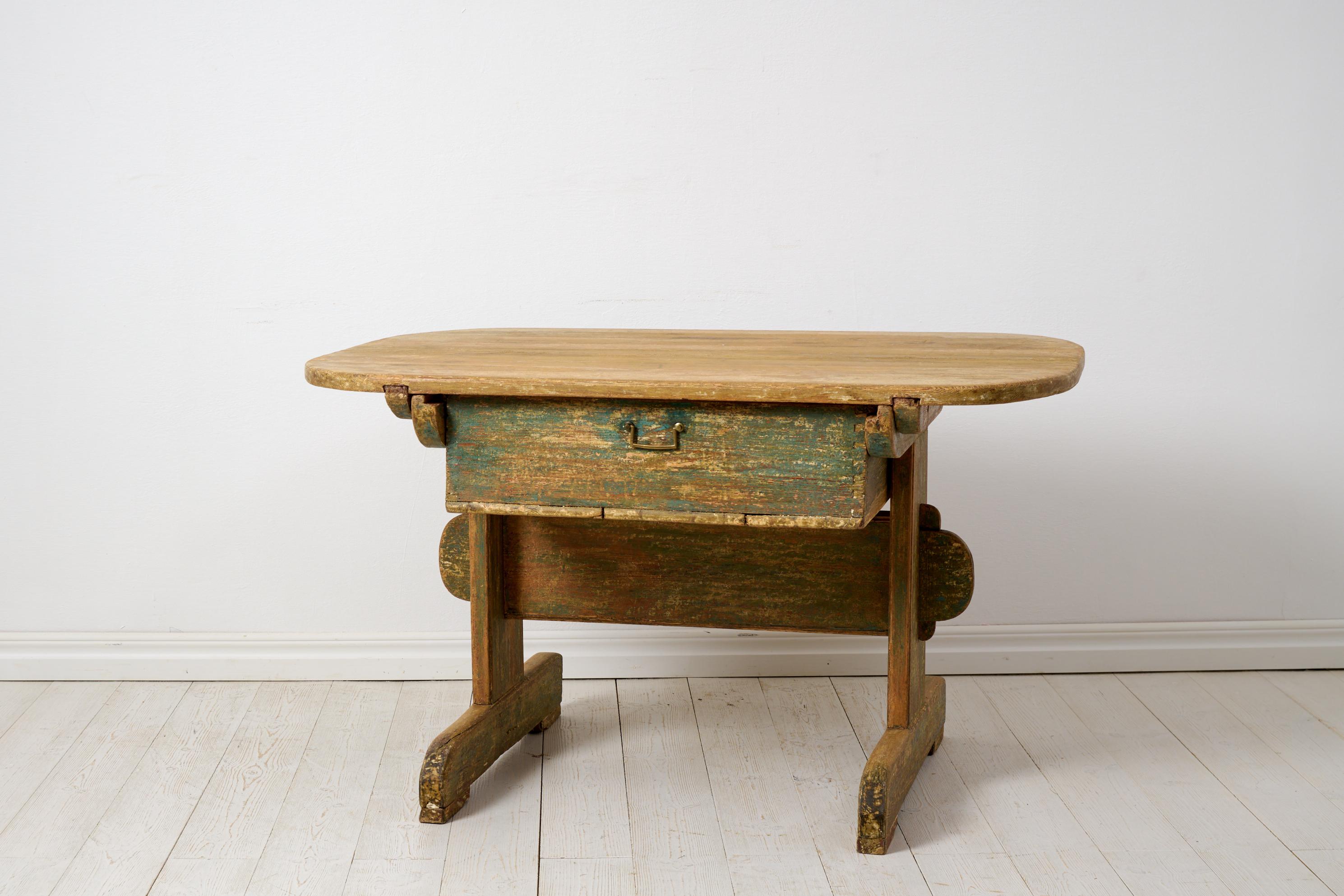 Antiker charmanter Landhaustisch aus Nordschweden. Der Tisch ist ein seltener und einzigartiger Tisch mit einer Schublade aus den späten 1700er Jahren. Es handelt sich um ein Modell in Bockform, die älteste Art von Tischen, die auf das Mittelalter