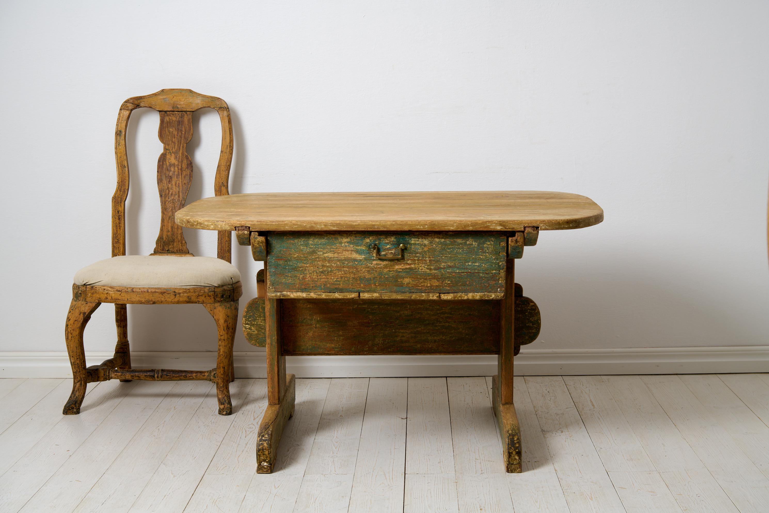 Antiker, echter, seltener, einzigartiger, charmanter, nordschwedischer Landhaustisch mit Schublade (Handgefertigt) im Angebot