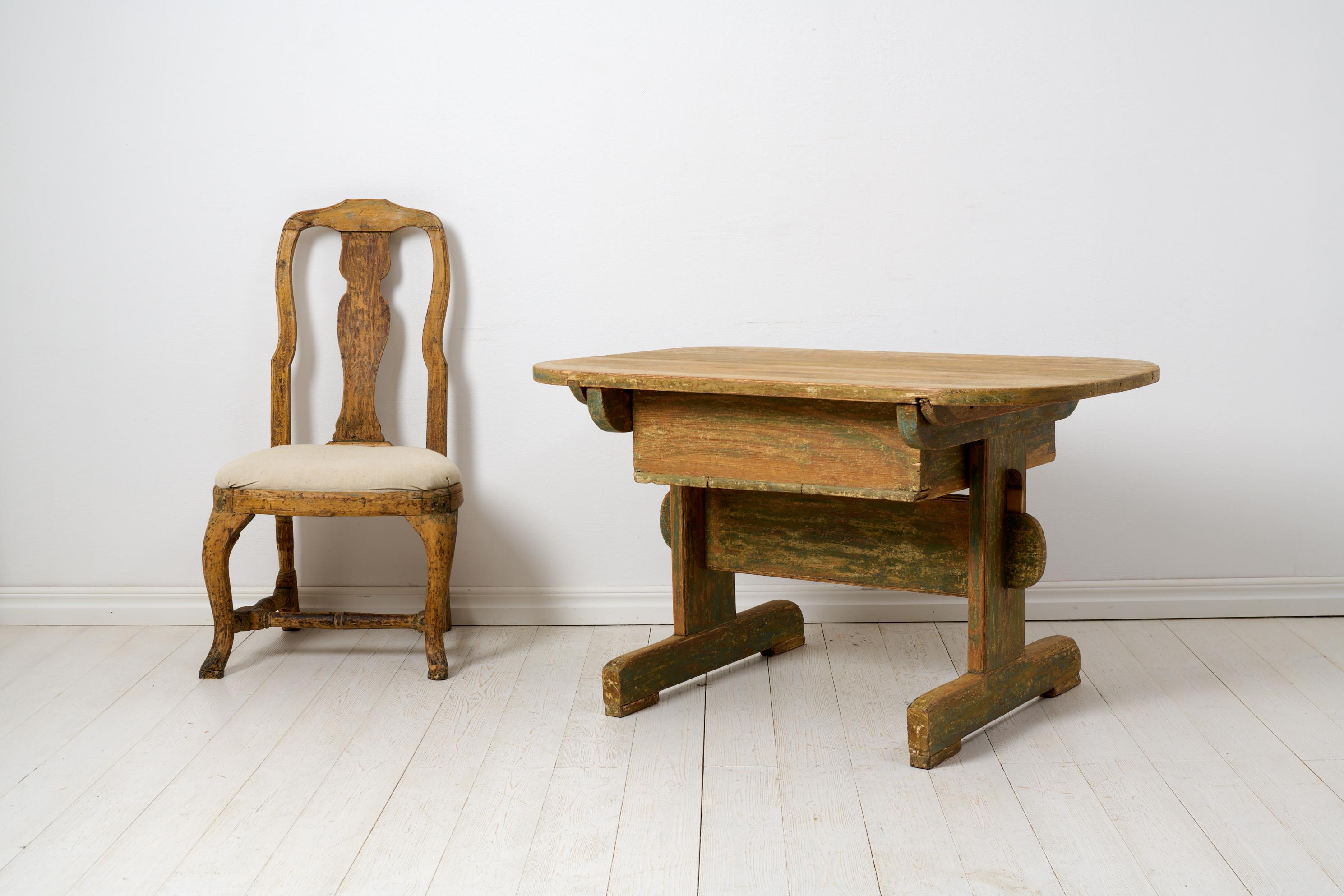 Antiker, echter, seltener, einzigartiger, charmanter, nordschwedischer Landhaustisch mit Schublade (Kiefernholz) im Angebot
