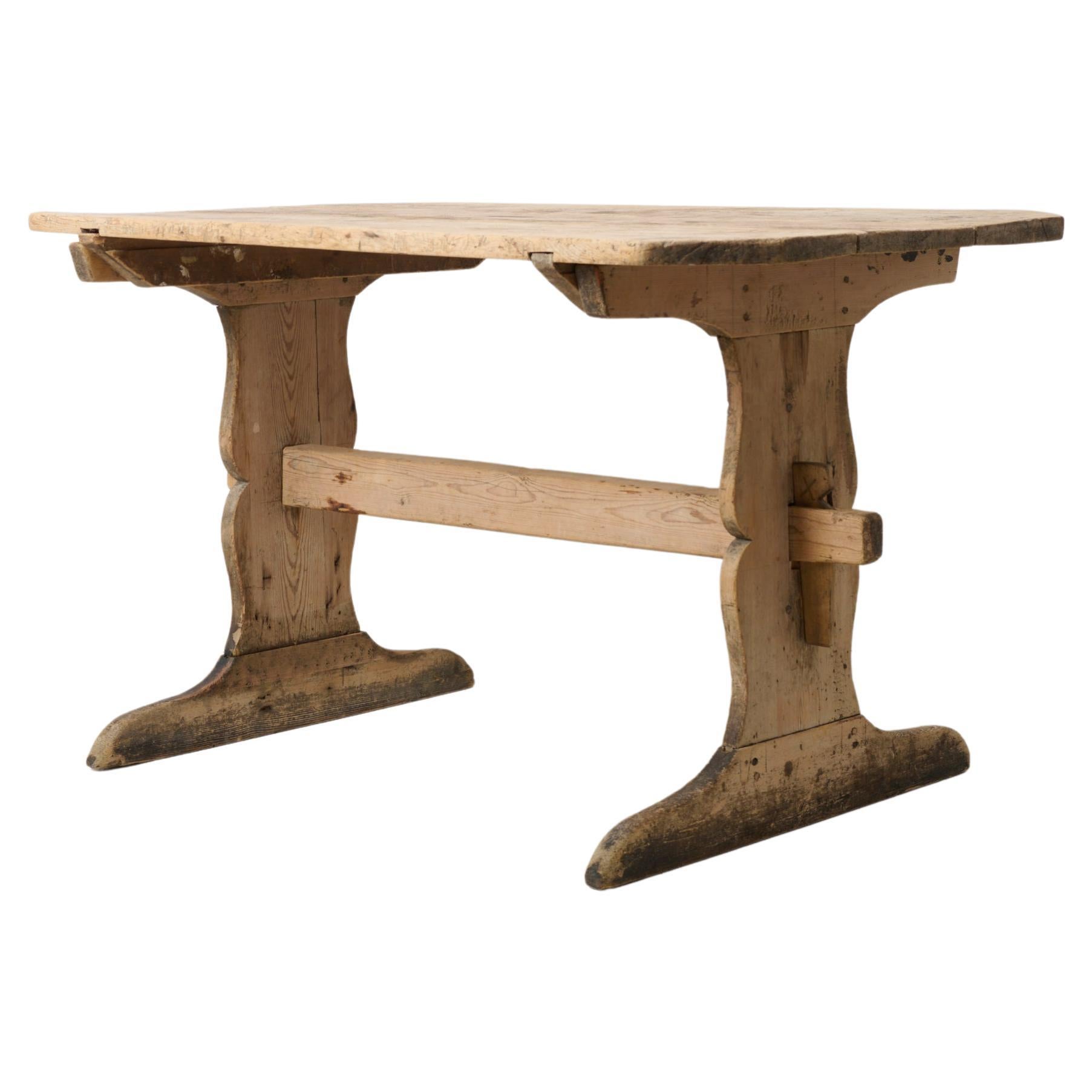 Ancienne table à tréteaux suédoise véritable de salle à manger ou de travail en bois rustique