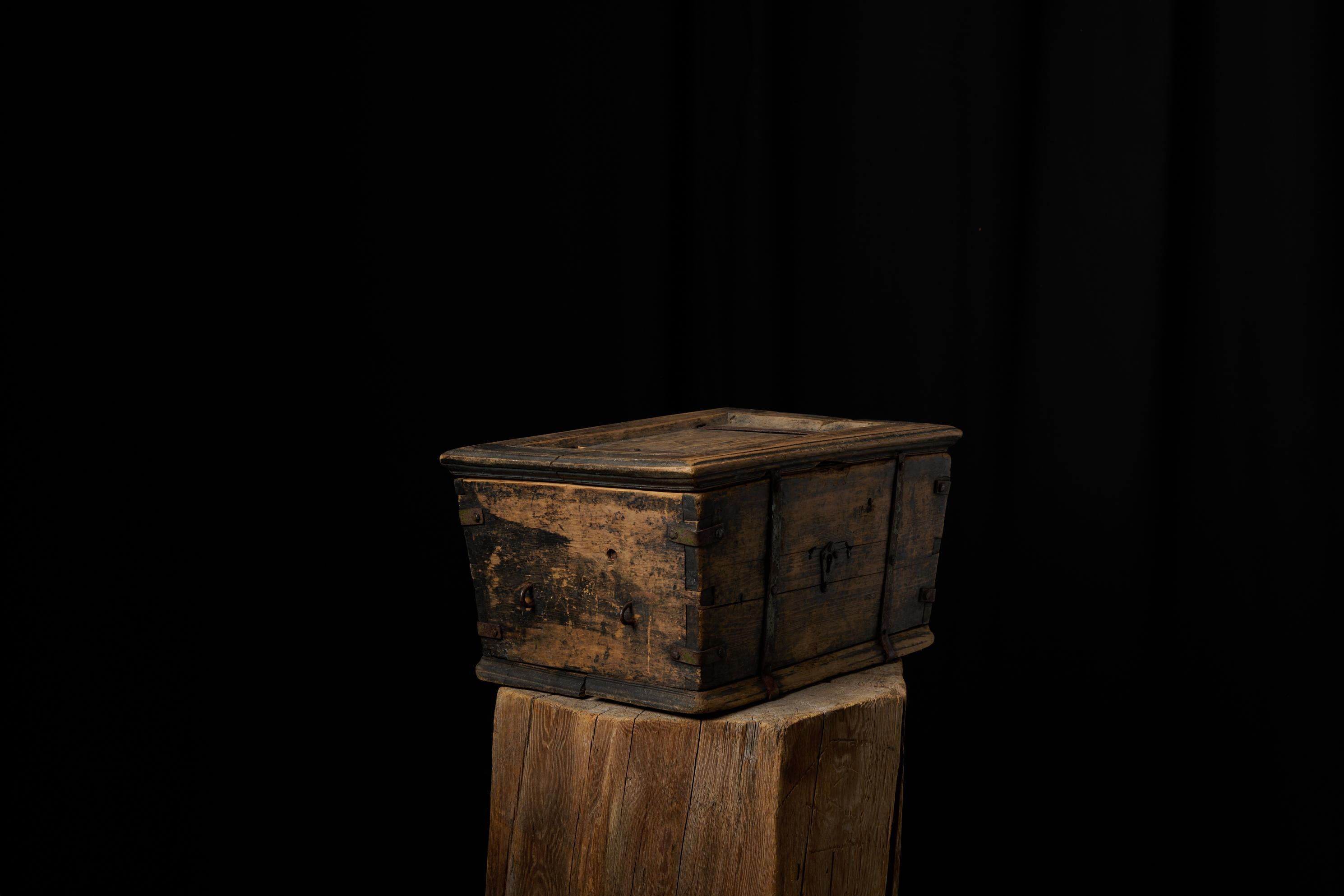 Antike echte schwedische Volkskunst Box von Hand Made in Kiefer mit authentischen Patina (Schwedisch) im Angebot