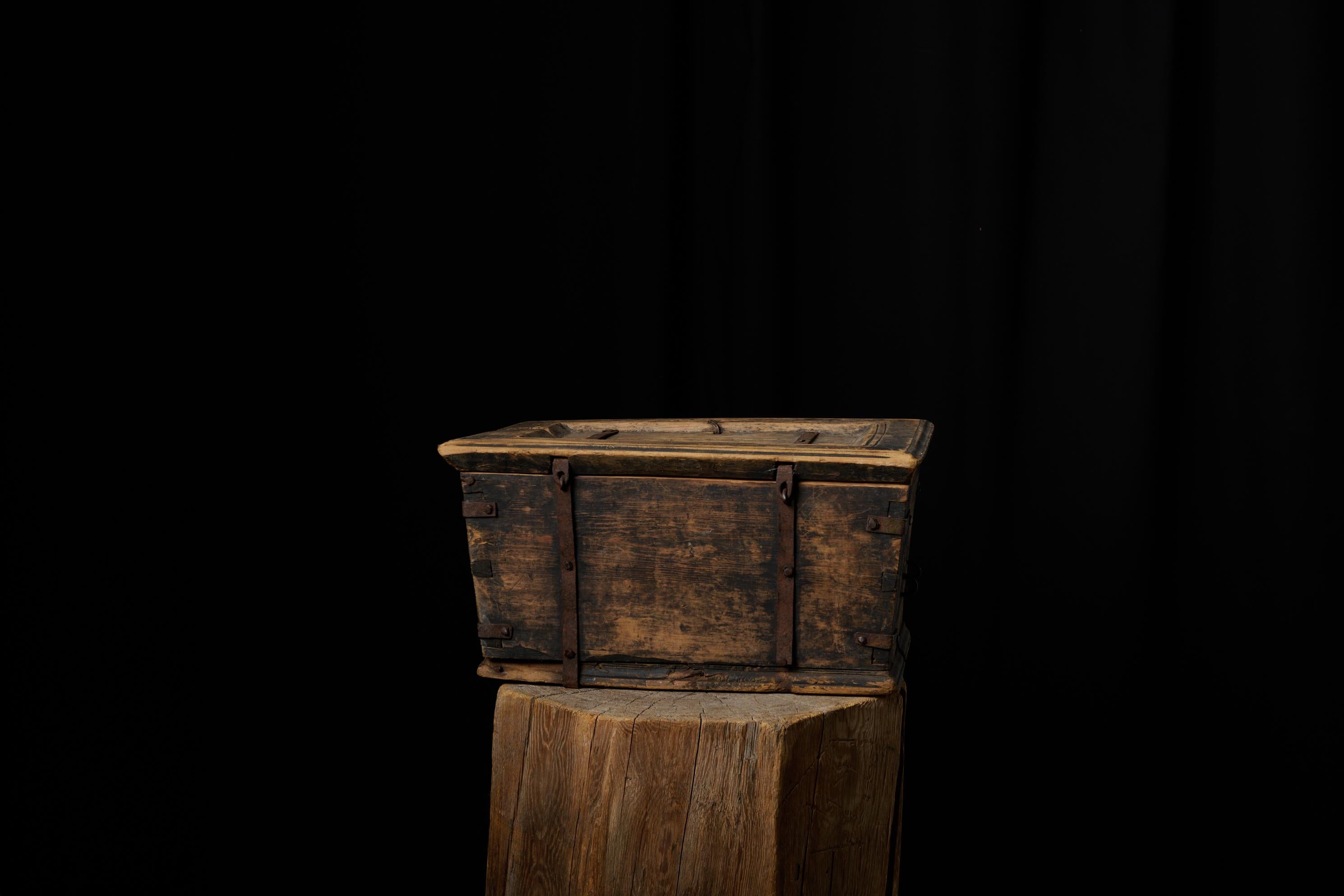 Antike echte schwedische Volkskunst Box von Hand Made in Kiefer mit authentischen Patina (Handgefertigt) im Angebot