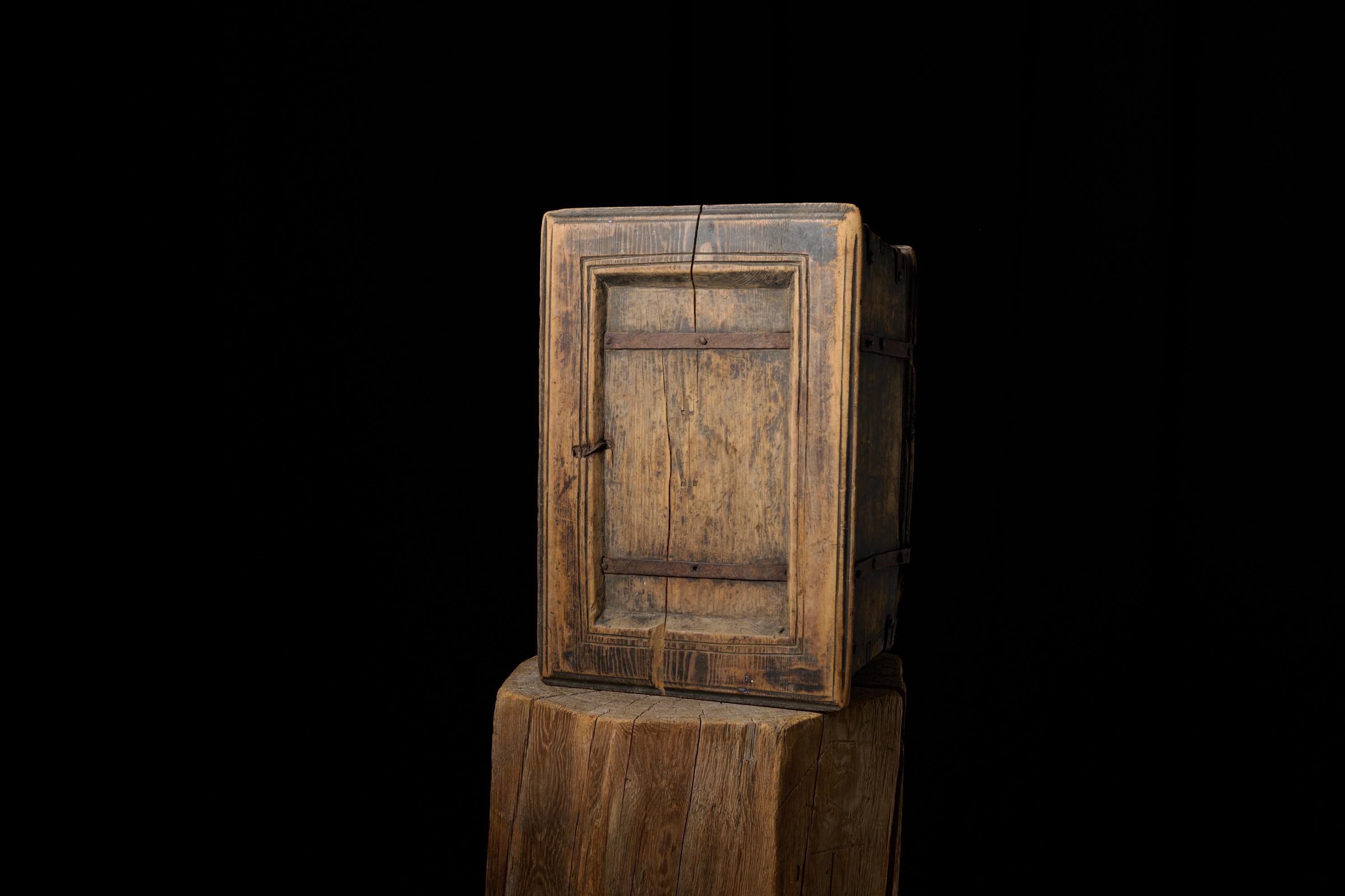 Antike echte schwedische Volkskunst Box von Hand Made in Kiefer mit authentischen Patina im Zustand „Gut“ im Angebot in Kramfors, SE