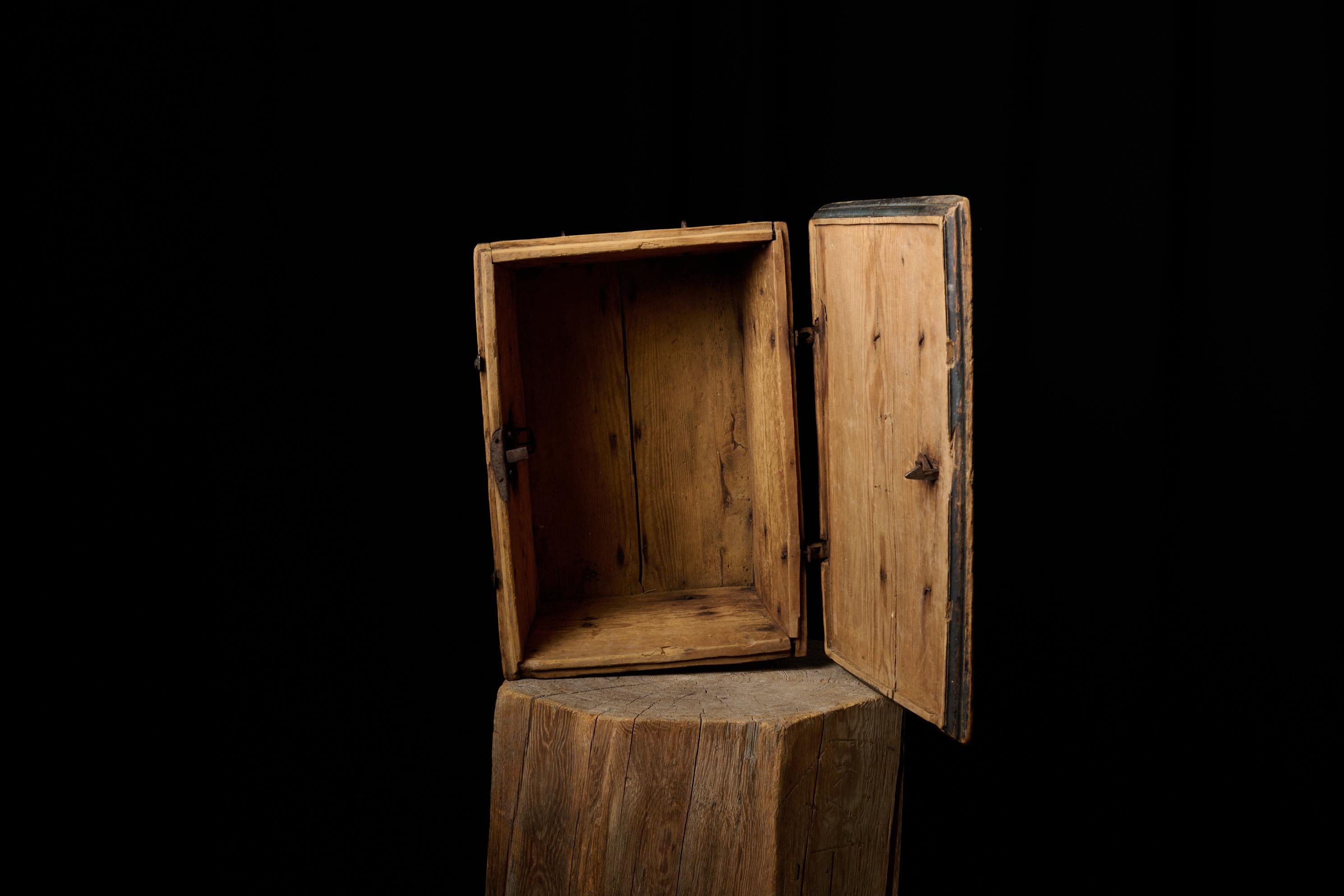 Antike echte schwedische Volkskunst Box von Hand Made in Kiefer mit authentischen Patina (19. Jahrhundert) im Angebot