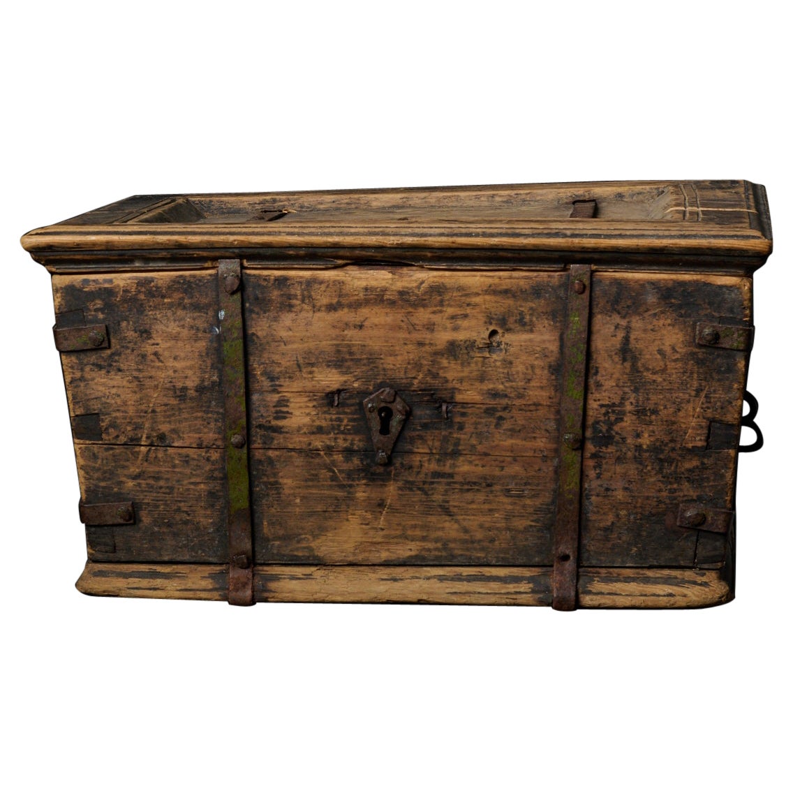 Antigua Caja de Arte Popular Sueco Genuino Hecha a Mano en Pino con Pátina Auténtica en venta