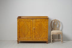 Antica credenza gustaviana svedese fatta a mano