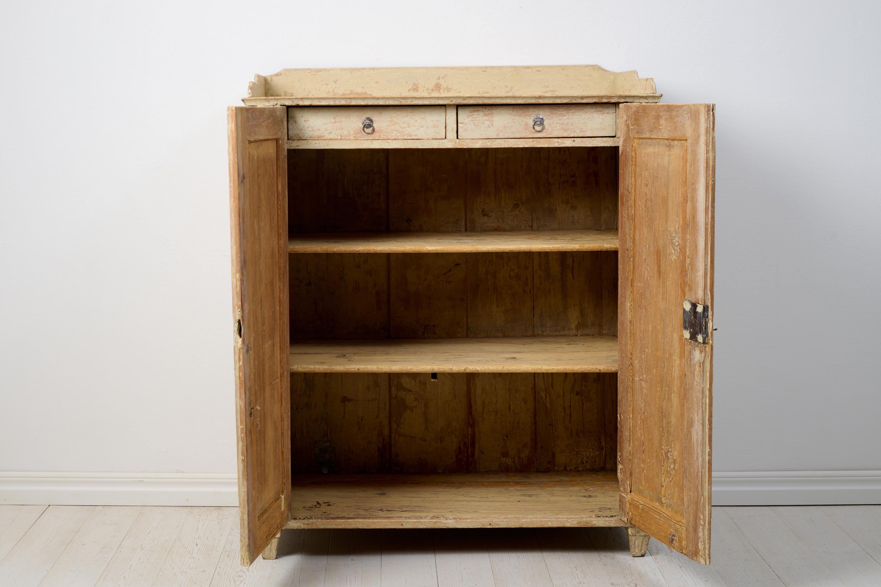 Antiguo Aparador Sueco Gustaviano Neoclásico de Pino Hecho a Mano en venta 3