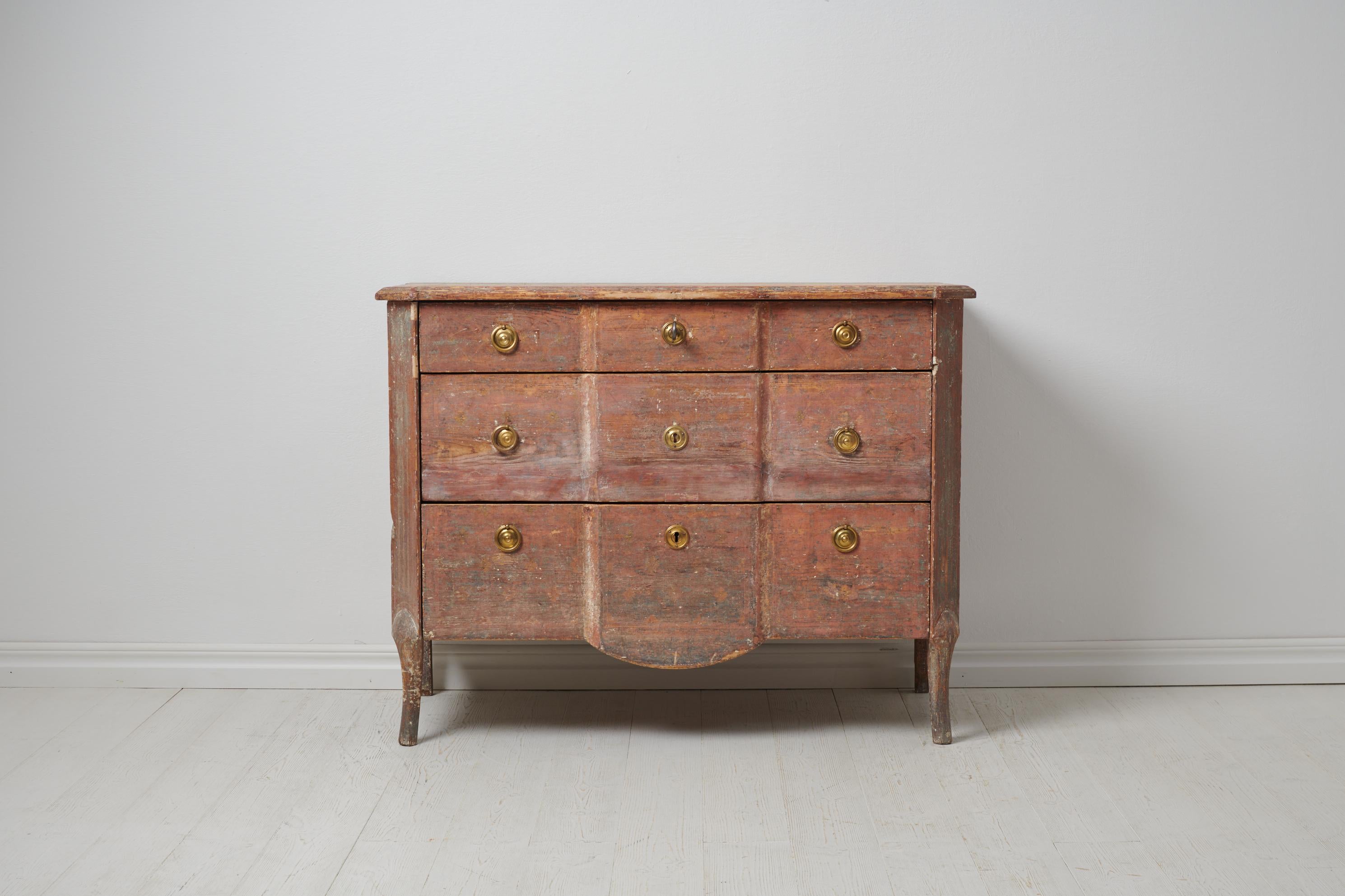 Genuine Swedish gustavian commode made around 1790 in painted pine. The commode has the original paint which has become worn and distressed over time. The pine underneath shines through in places and creates the unique patina. The commode has old