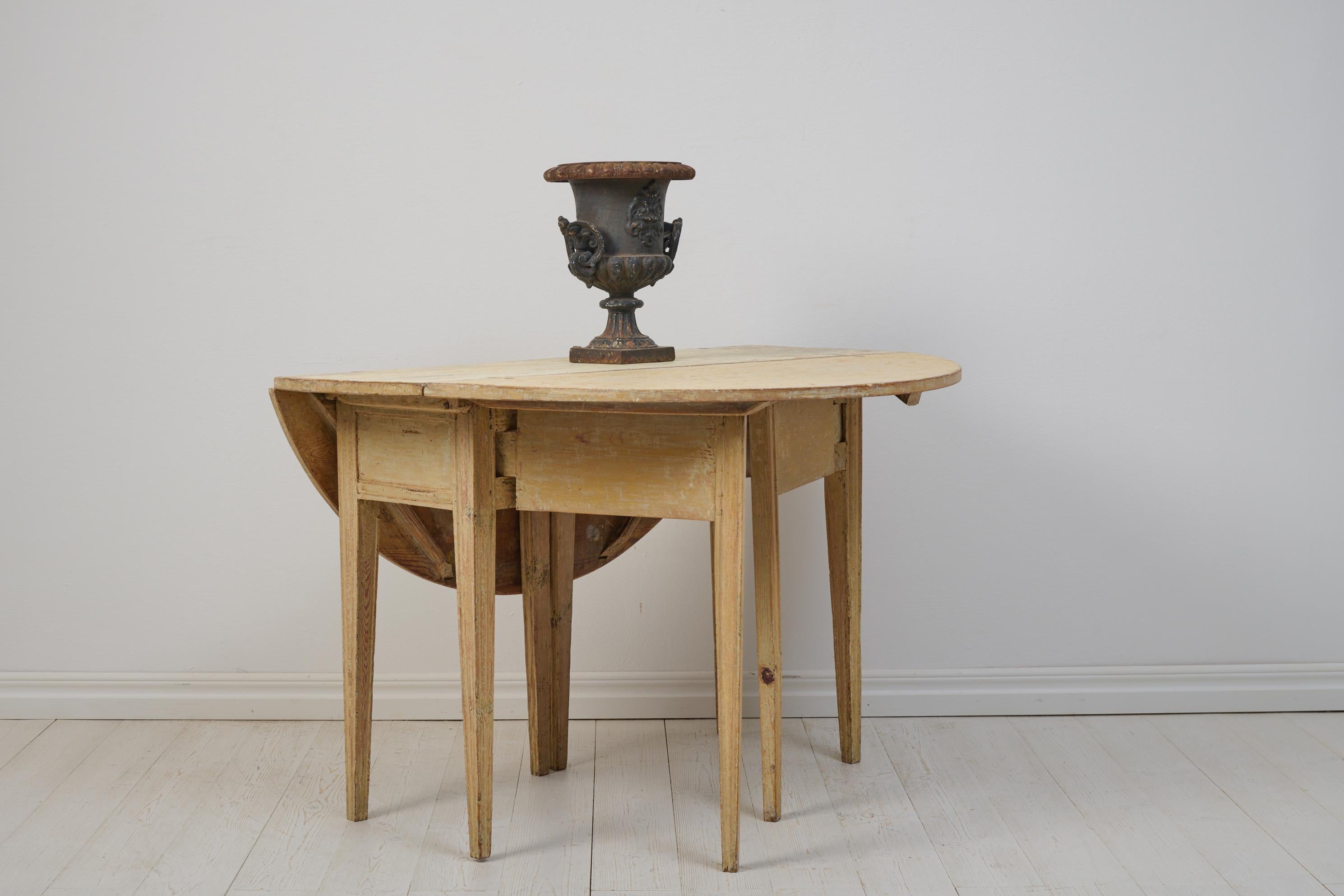 Antique Genuine Swedish Gustavian Pine Distressed Patina Drop-Leaf Table In Good Condition For Sale In Kramfors, SE