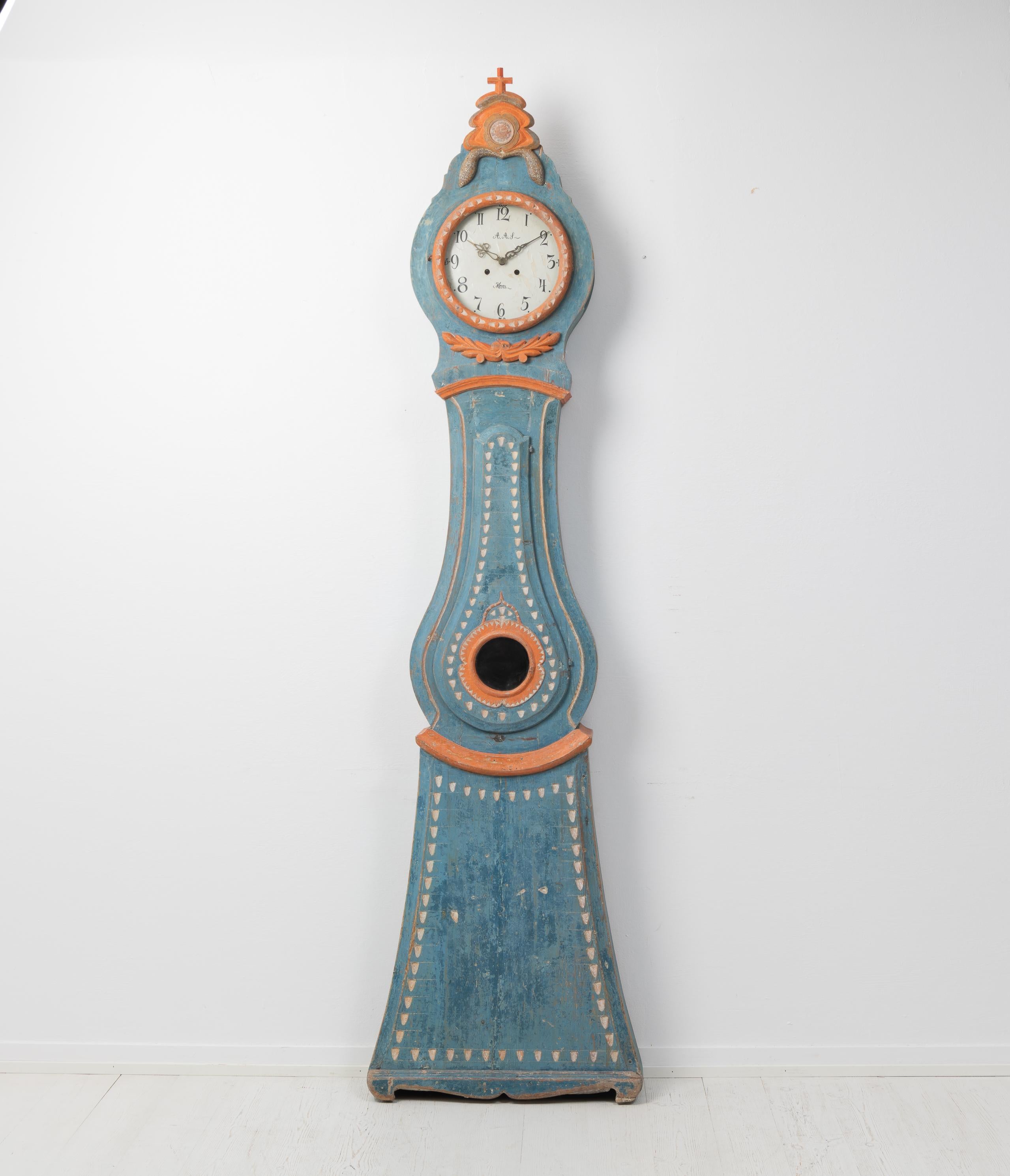 Echte antike Standuhr aus Nordschweden. Die Uhr stammt aus der Zeit um 1820 und hat ein sehr gut verarbeitetes und elegantes Gehäuse aus bemalter Kiefer. Der Lack ist der erste Originallack und hat eine ungewöhnliche Farbgebung. Abnutzung und Patina