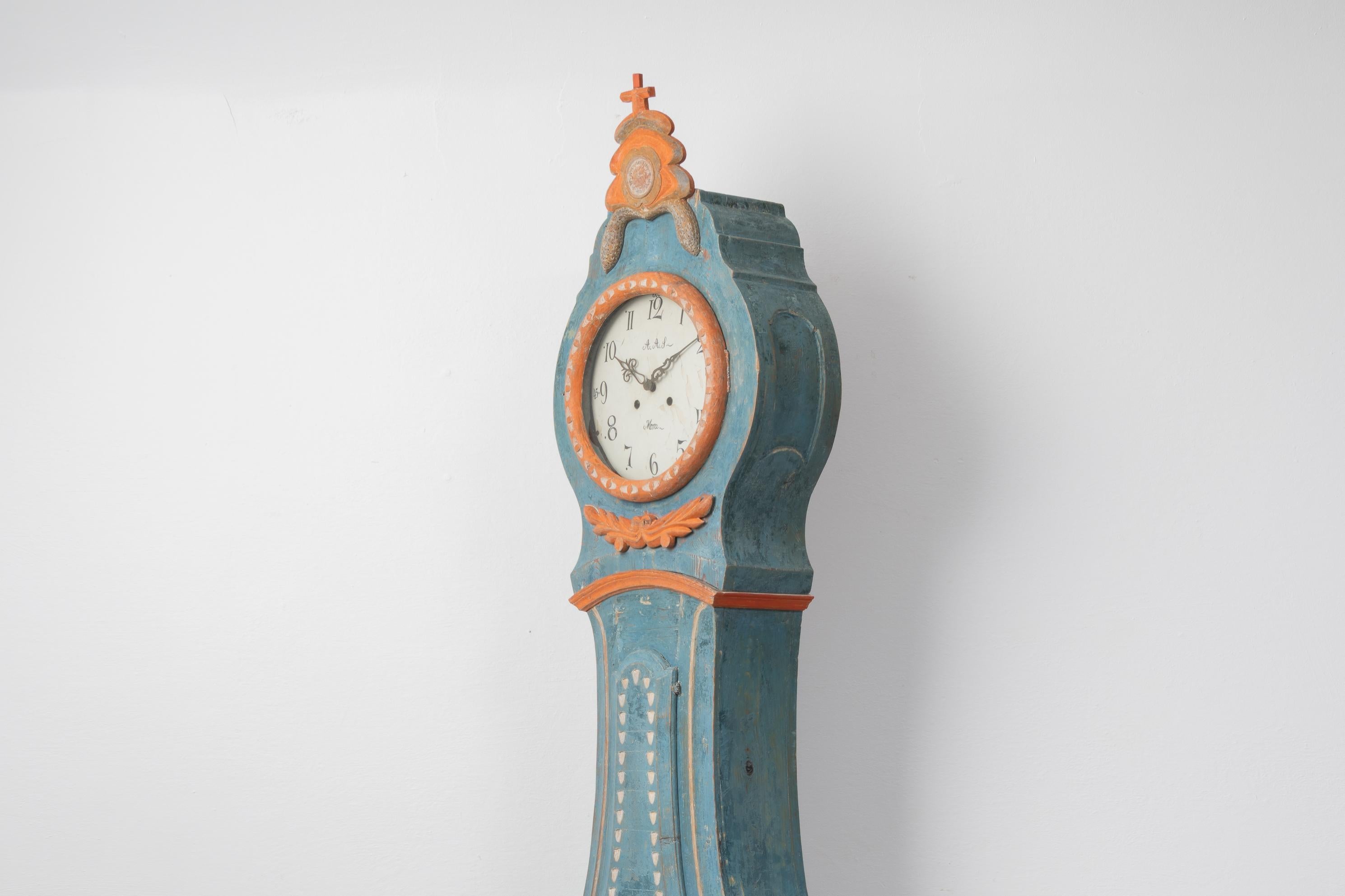Antike Uhr mit langem Gehäuse aus echtem schwedischem Kiefernholz (Volkskunst) im Angebot