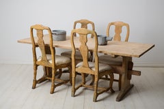 Antico tavolo da pranzo o da lavoro a cavalletto di grandi dimensioni in stile rustico svedese