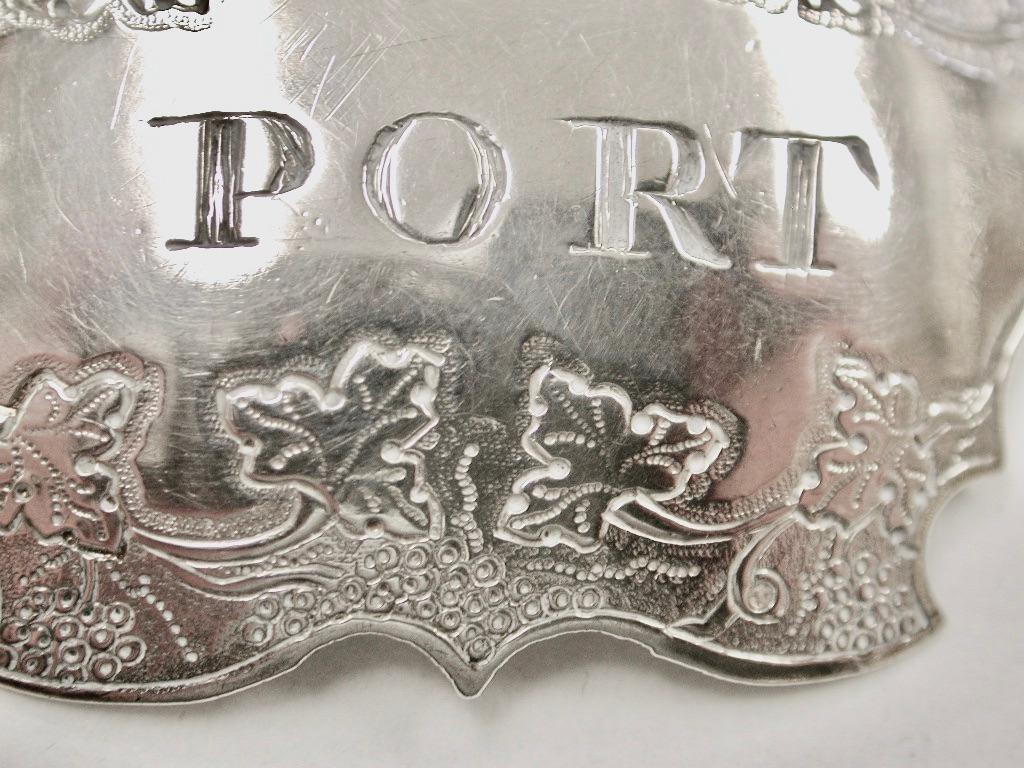 Antique Geo 11 Silver Escutcheon Shaped Port Label Sandylands Drinkwater C.1745 In condizioni buone in vendita a London, GB