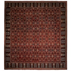 Tapis géométrique ancien en laine bordeaux et beige, accents roses et bleus par Rug & Kilim