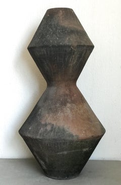 Antique Geometric Clay Sculpture Vase. Indalecio. XX Cent. Herencias Collection