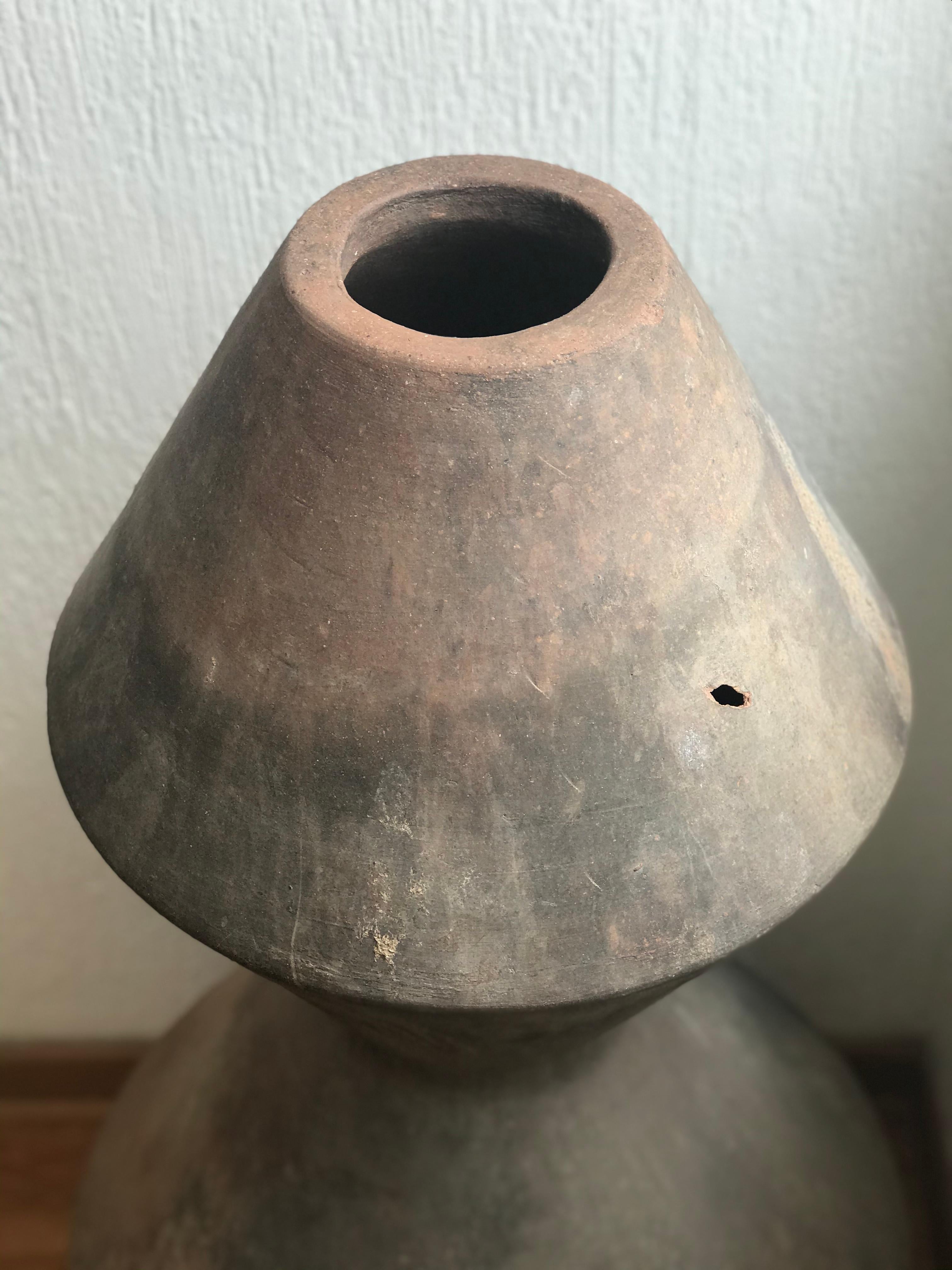 Fatto a mano Antico vaso scultura geometrico in argilla. Indalecio. XX Cent. Collezione Herencias in vendita
