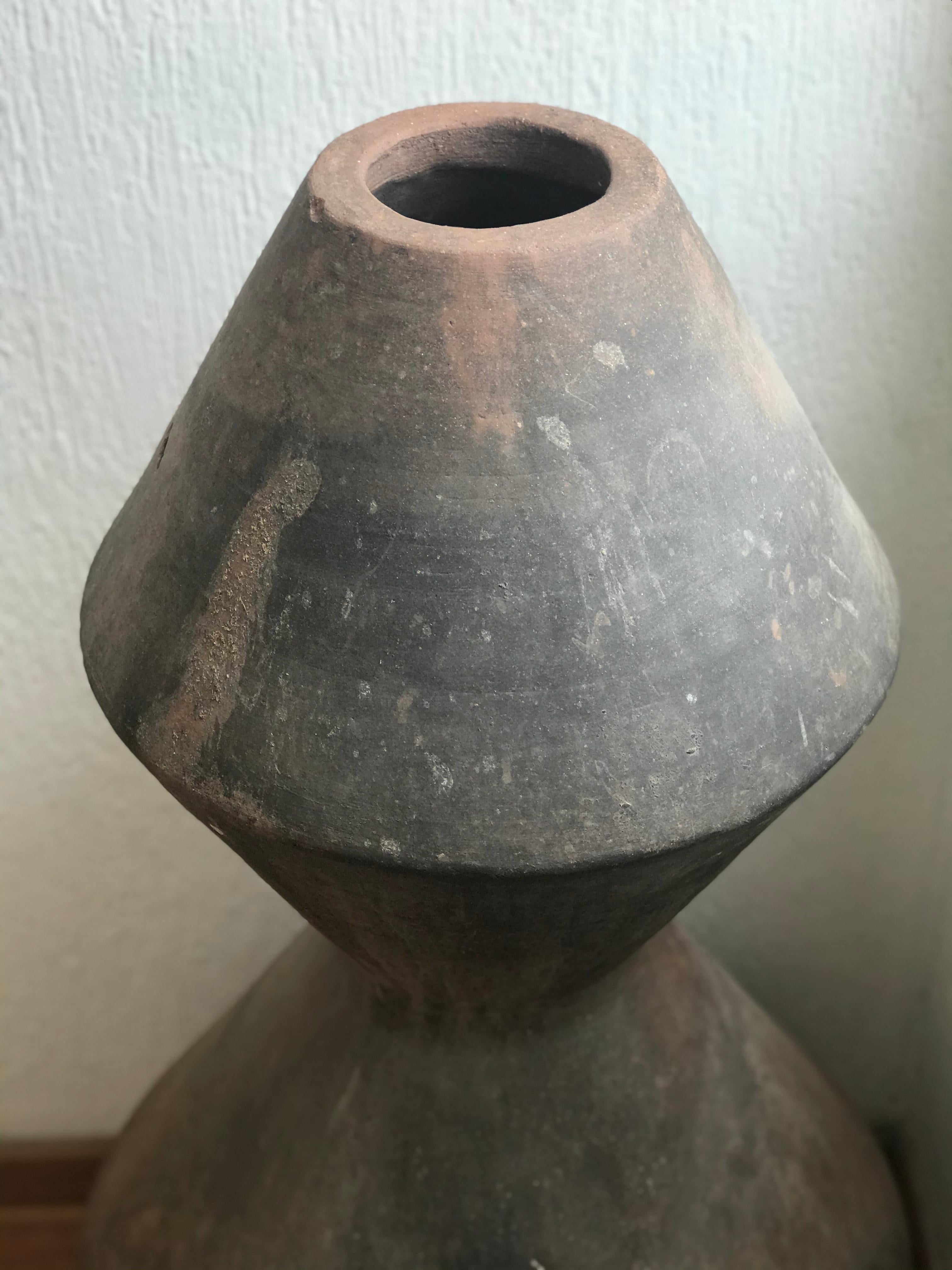 Antico vaso scultura geometrico in argilla. Indalecio. XX Cent. Collezione Herencias In condizioni buone in vendita a Guadalajara, MX