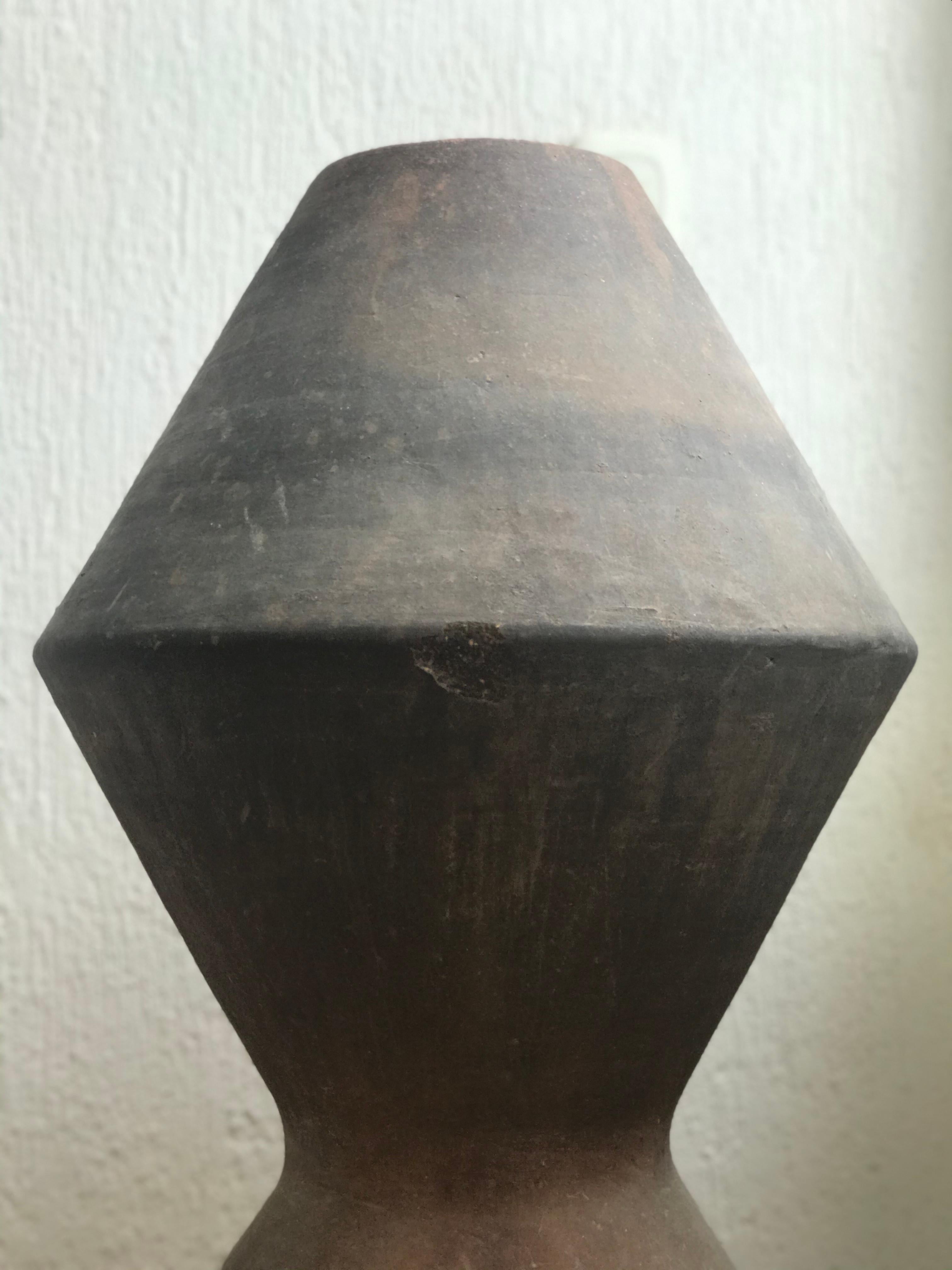 Argilla Antico vaso scultura geometrico in argilla. Indalecio. XX Cent. Collezione Herencias in vendita
