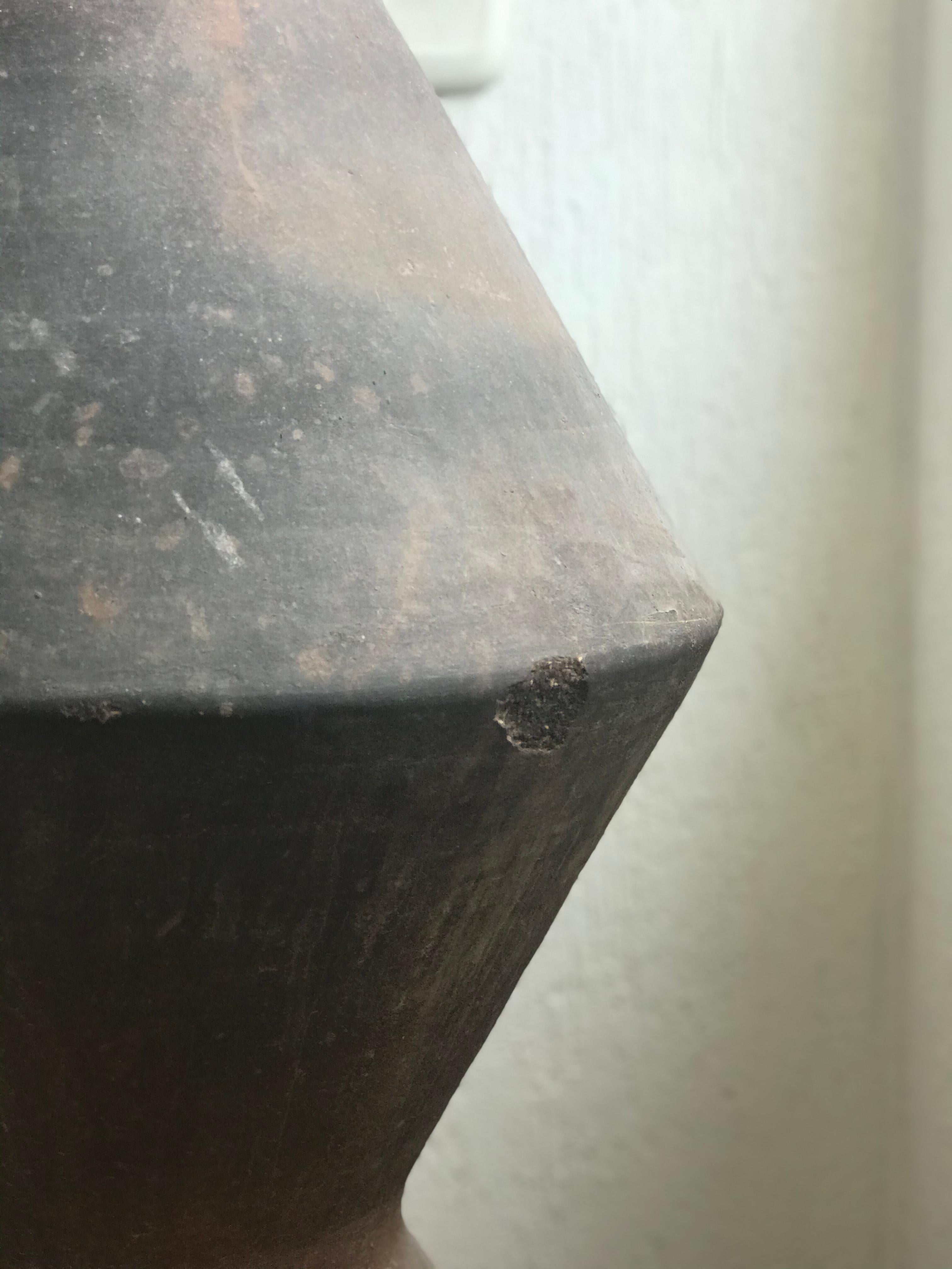 Antico vaso scultura geometrico in argilla. Indalecio. XX Cent. Collezione Herencias in vendita 1