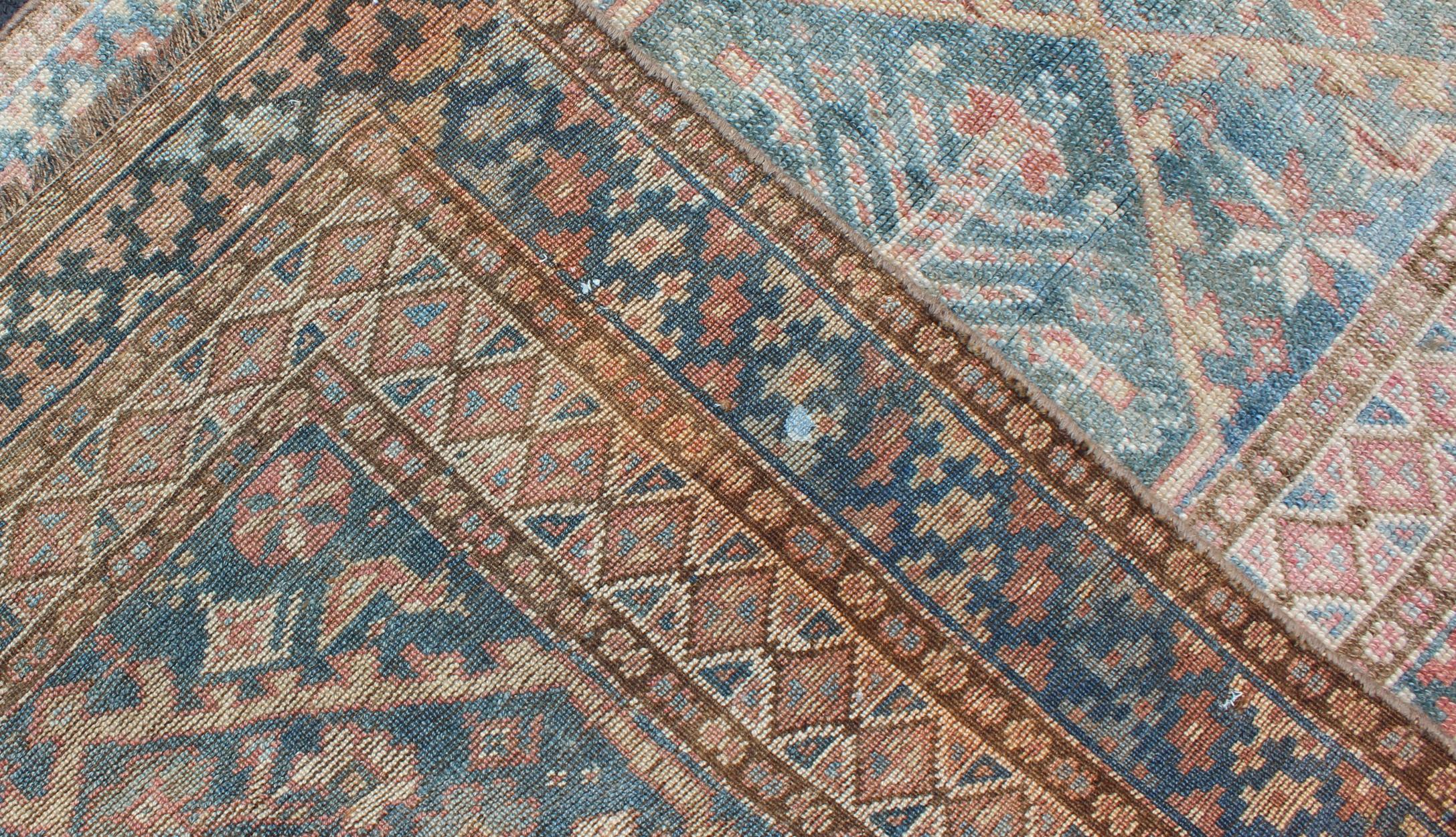 Tappeto antico geometrico persiano Small Lori in verde acqua e rosa in vendita 1