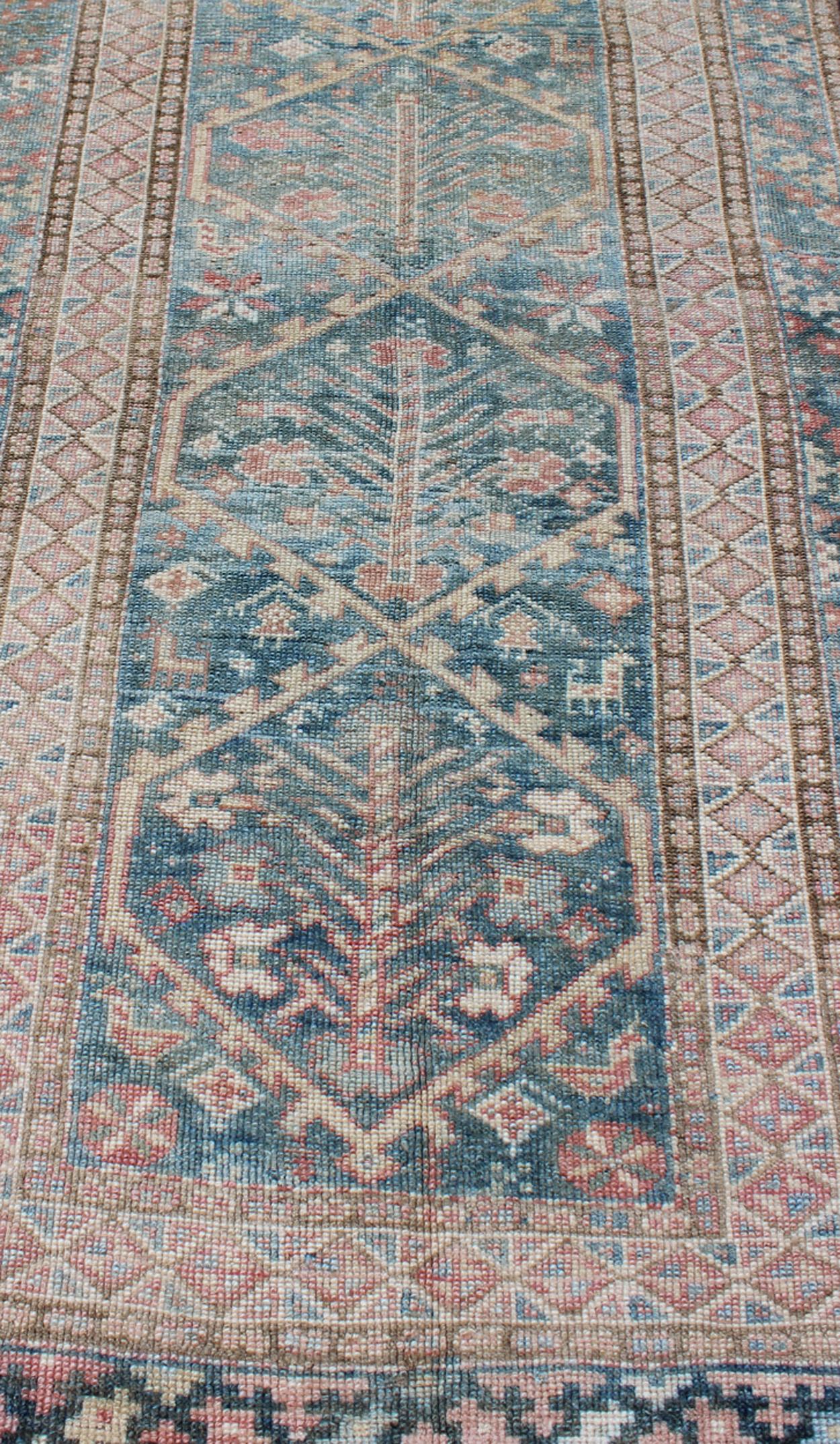 Annodato a mano Tappeto antico geometrico persiano Small Lori in verde acqua e rosa in vendita