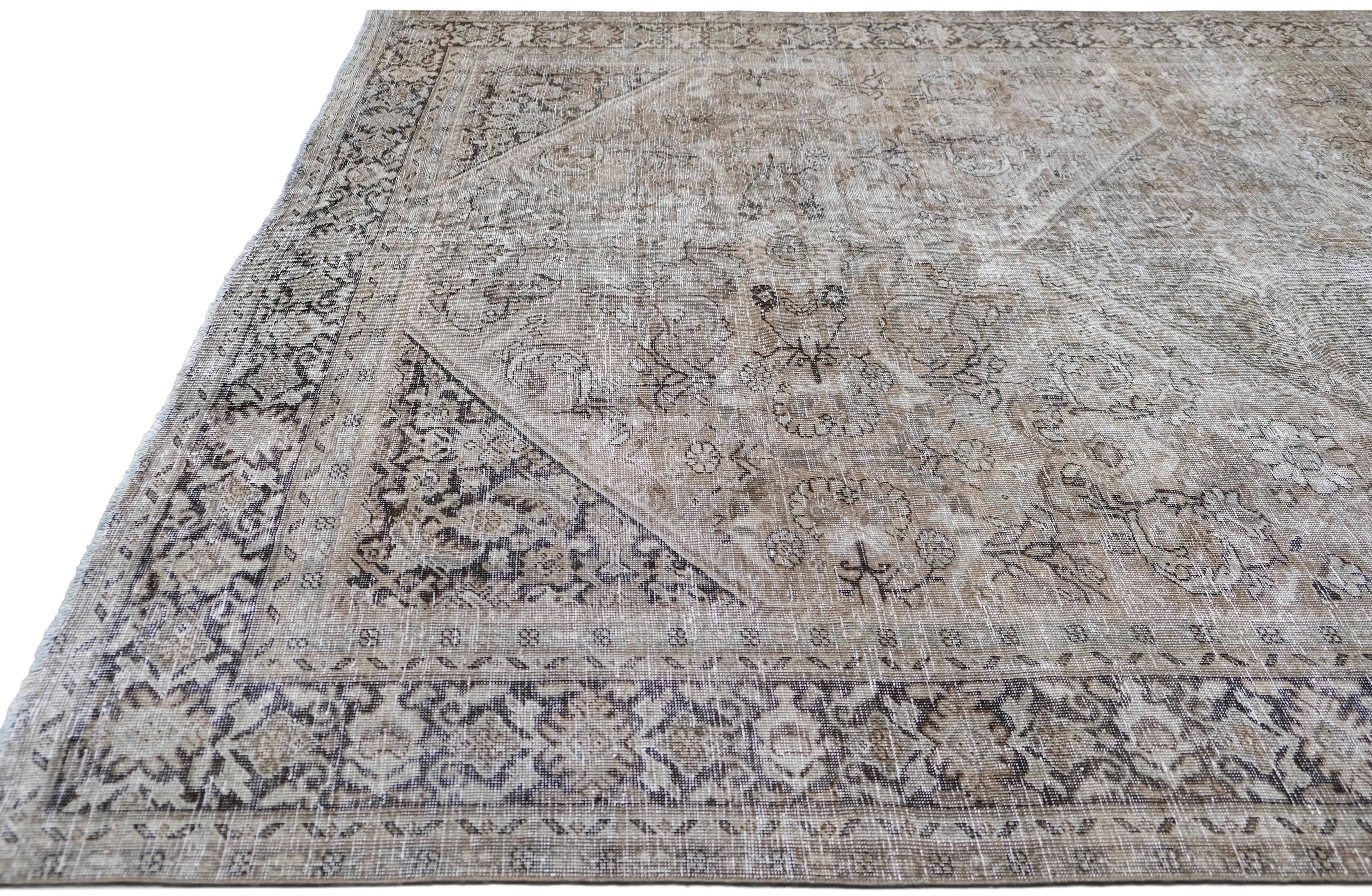 Questo magnifico tappeto Mahal in lana, annodato a mano e proveniente dall'Iran, incarna la ricca tradizione e la maestria dell'artigianato persiano. Questo tappeto, che misura circa 1 metro e 80 x 2 metri, presenta un intramontabile disegno a