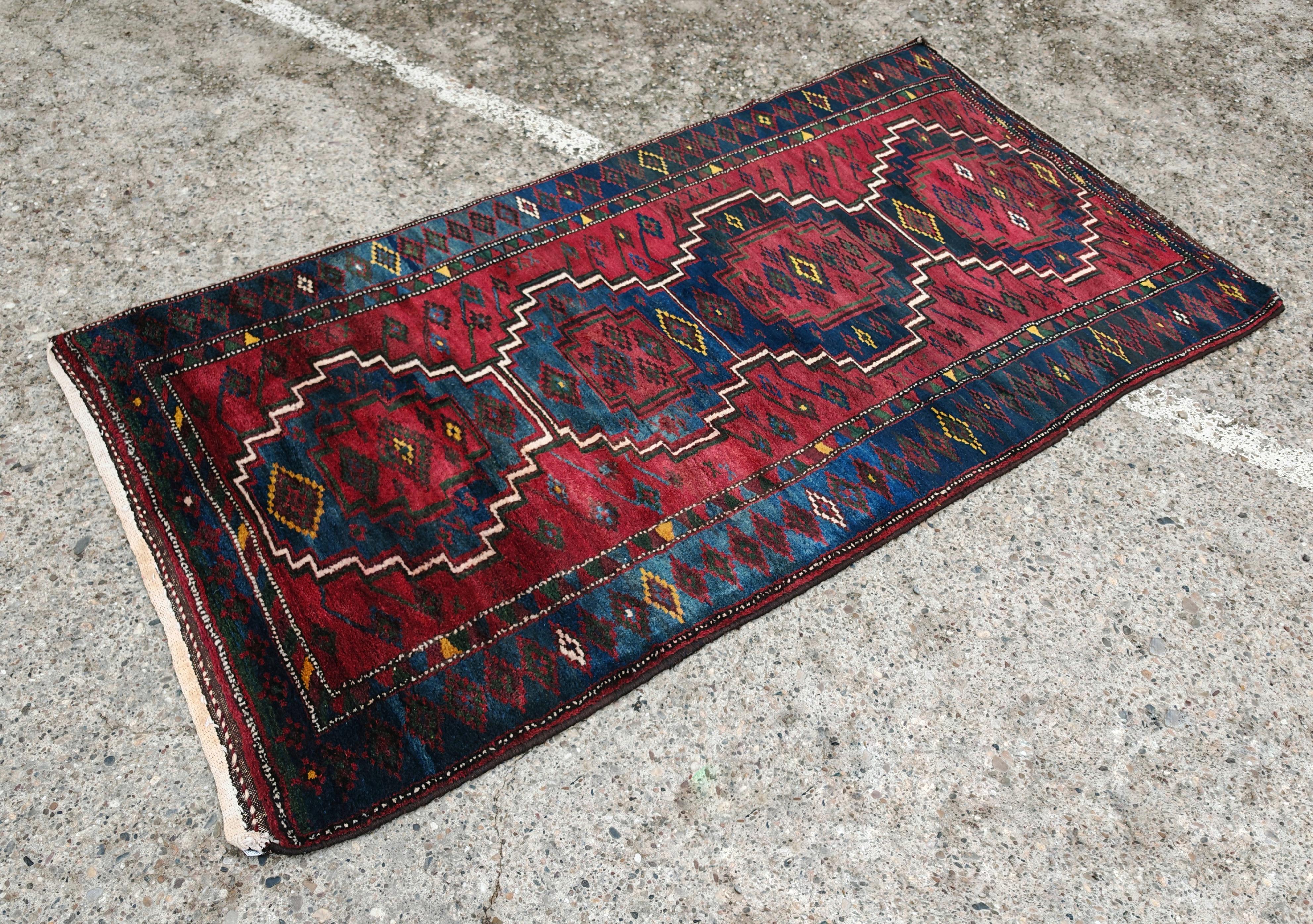 In questa inserzione troverai un antico tappeto Kelardasht o Kazak, tessuto a mano, proveniente dalla regione del Caucaso. Questo tappeto tessuto a mano è realizzato in un soffice e spesso vello di lana con tinture naturali e presenta un motivo