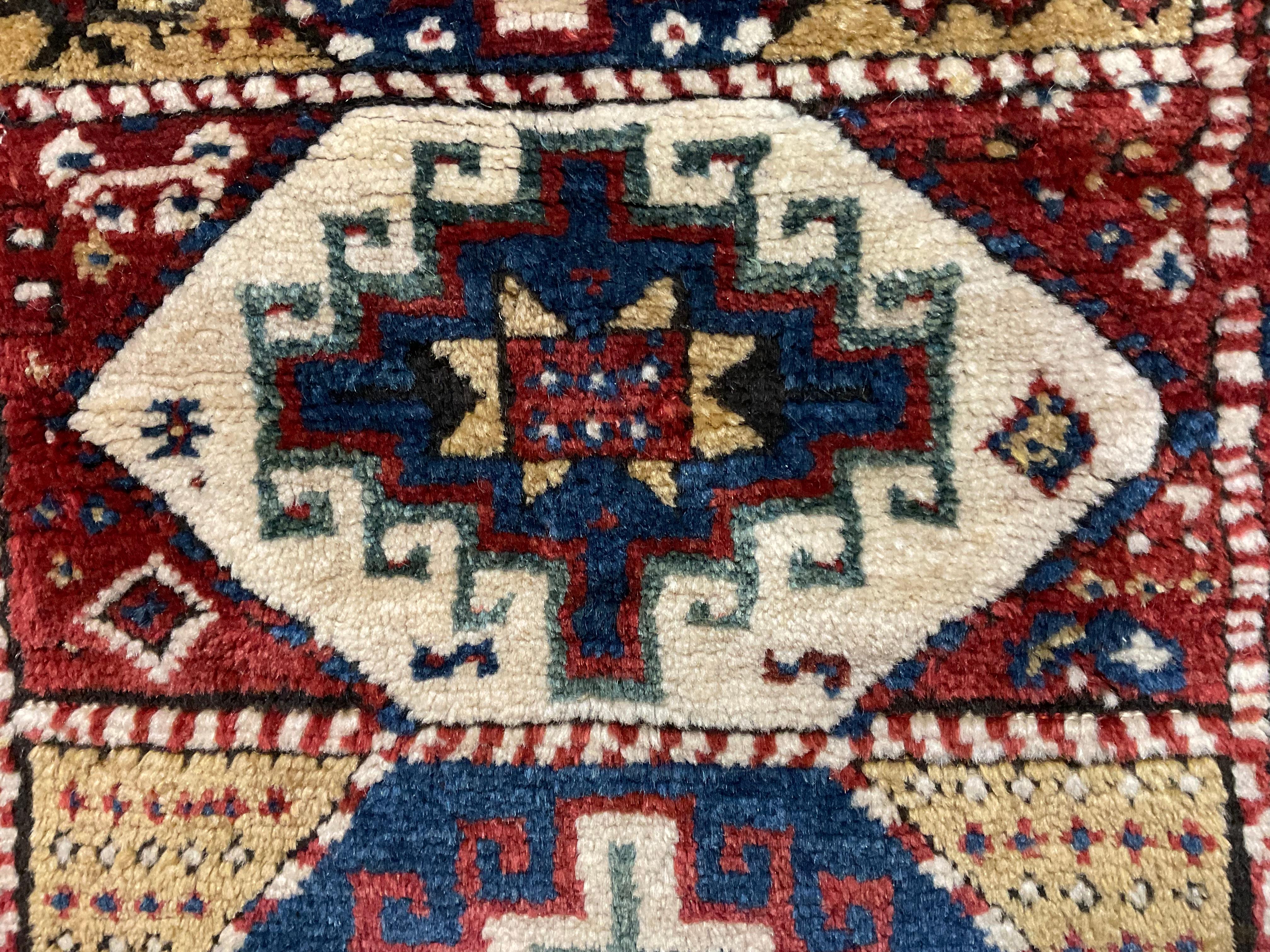 Antiker kaukasischer Teppich mit geometrischen Motiven, Stammeskunst im Angebot 3