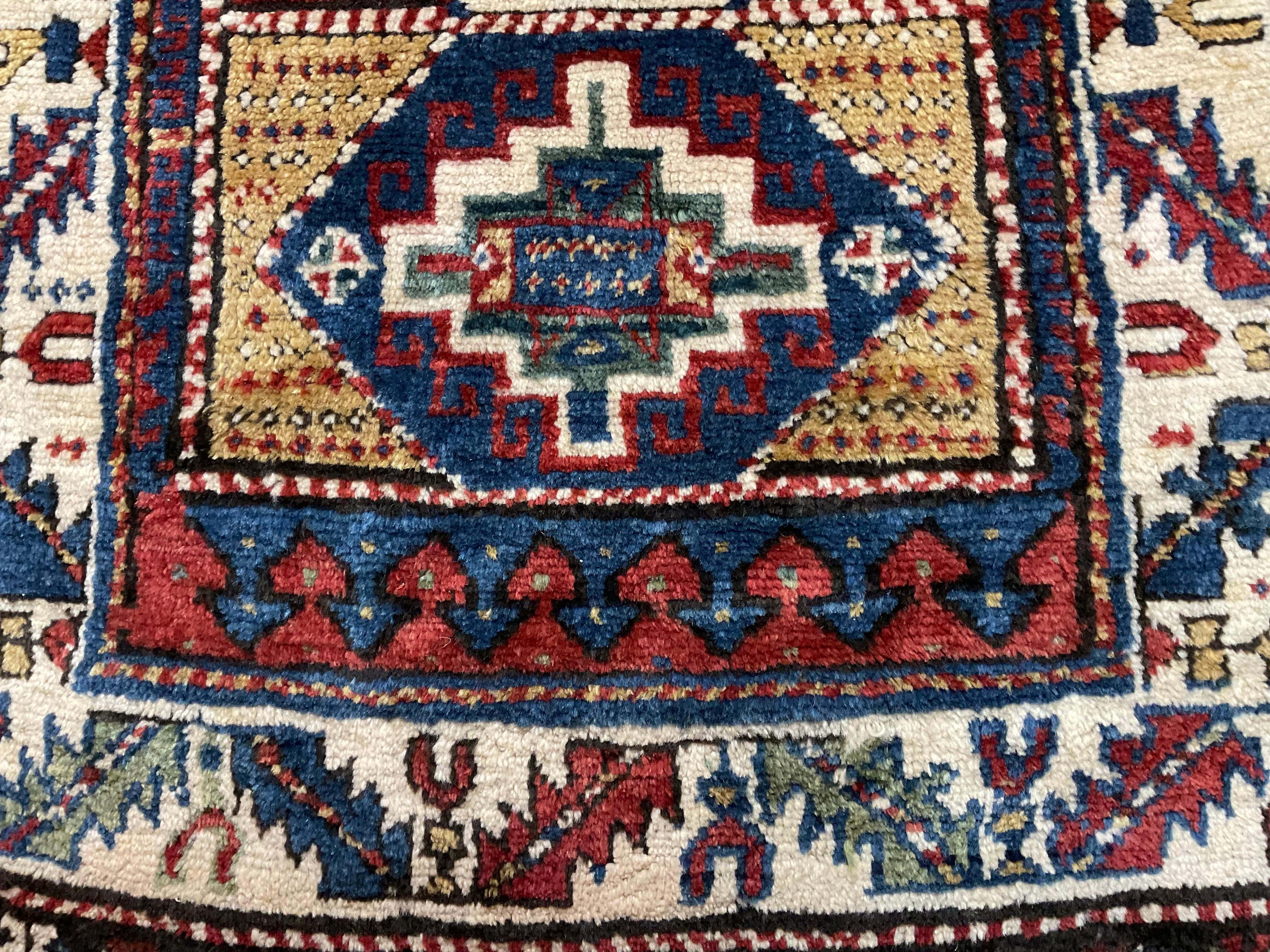 Antiker kaukasischer Teppich mit geometrischen Motiven, Stammeskunst im Angebot 6