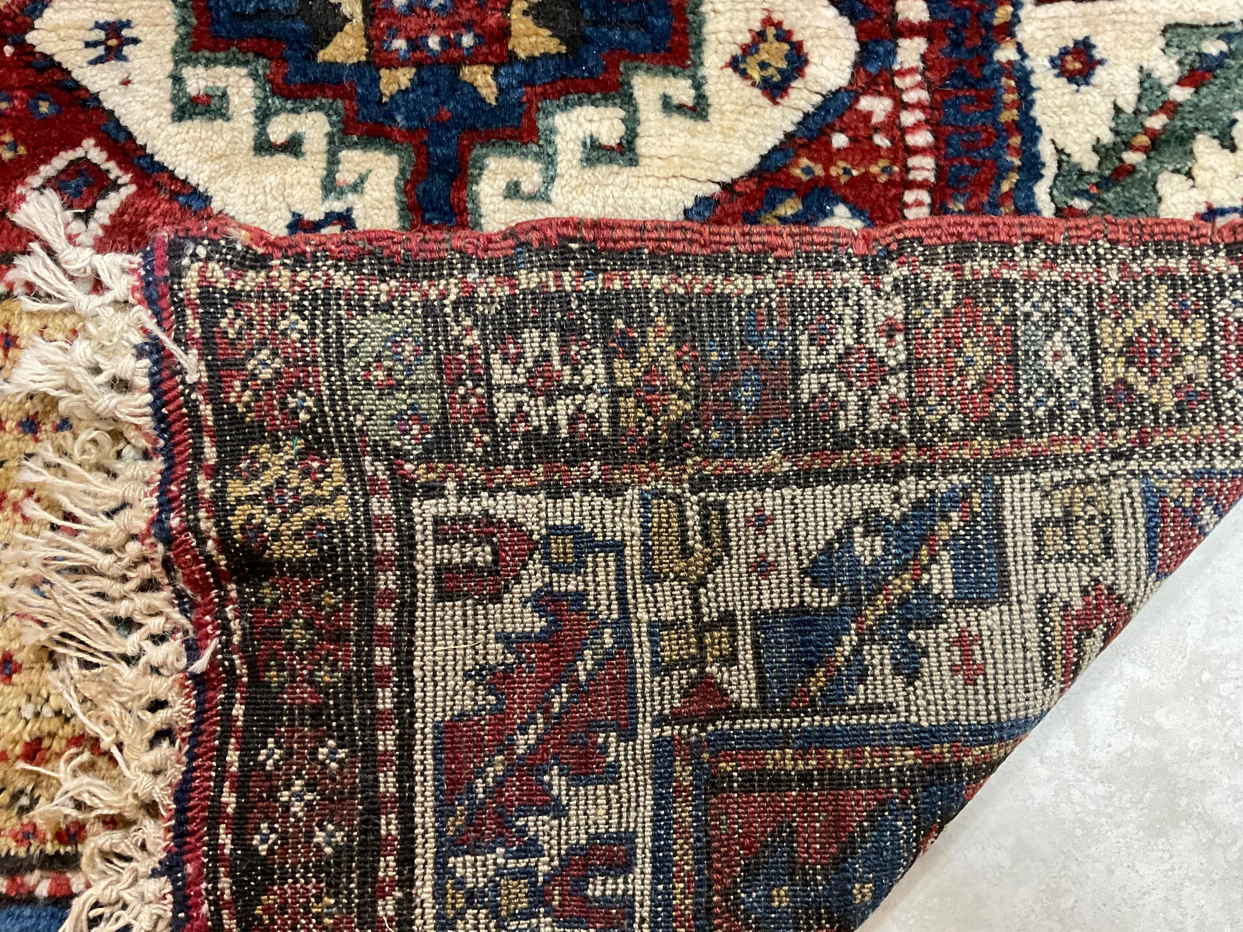 Antiker kaukasischer Teppich mit geometrischen Motiven, Stammeskunst im Angebot 7