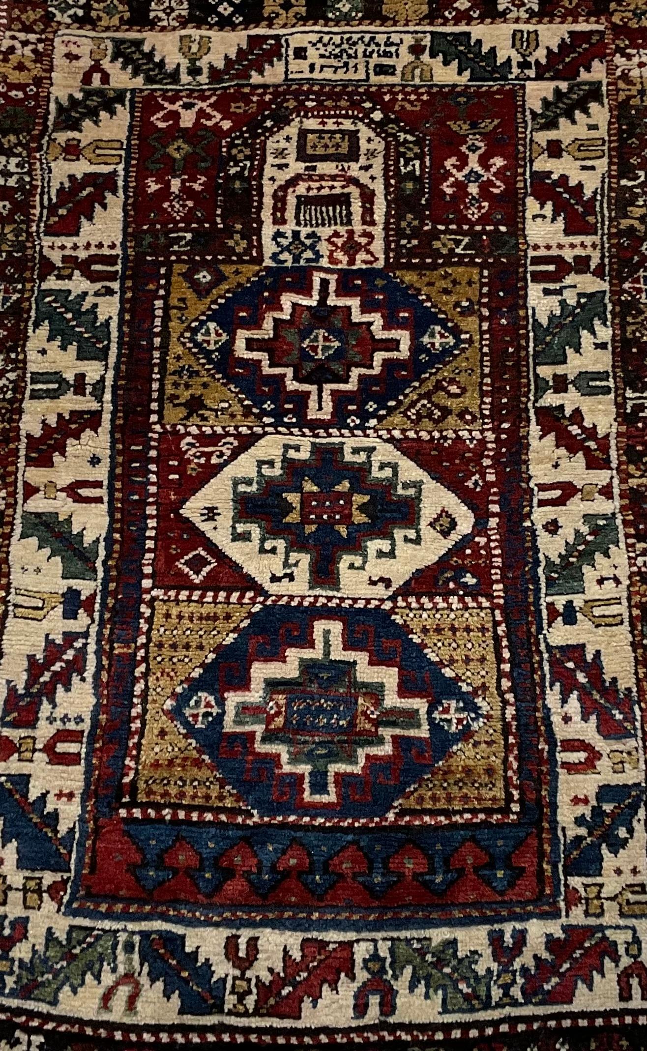 Antiker kaukasischer Teppich mit geometrischen Motiven, Stammeskunst (Kaukasisch) im Angebot