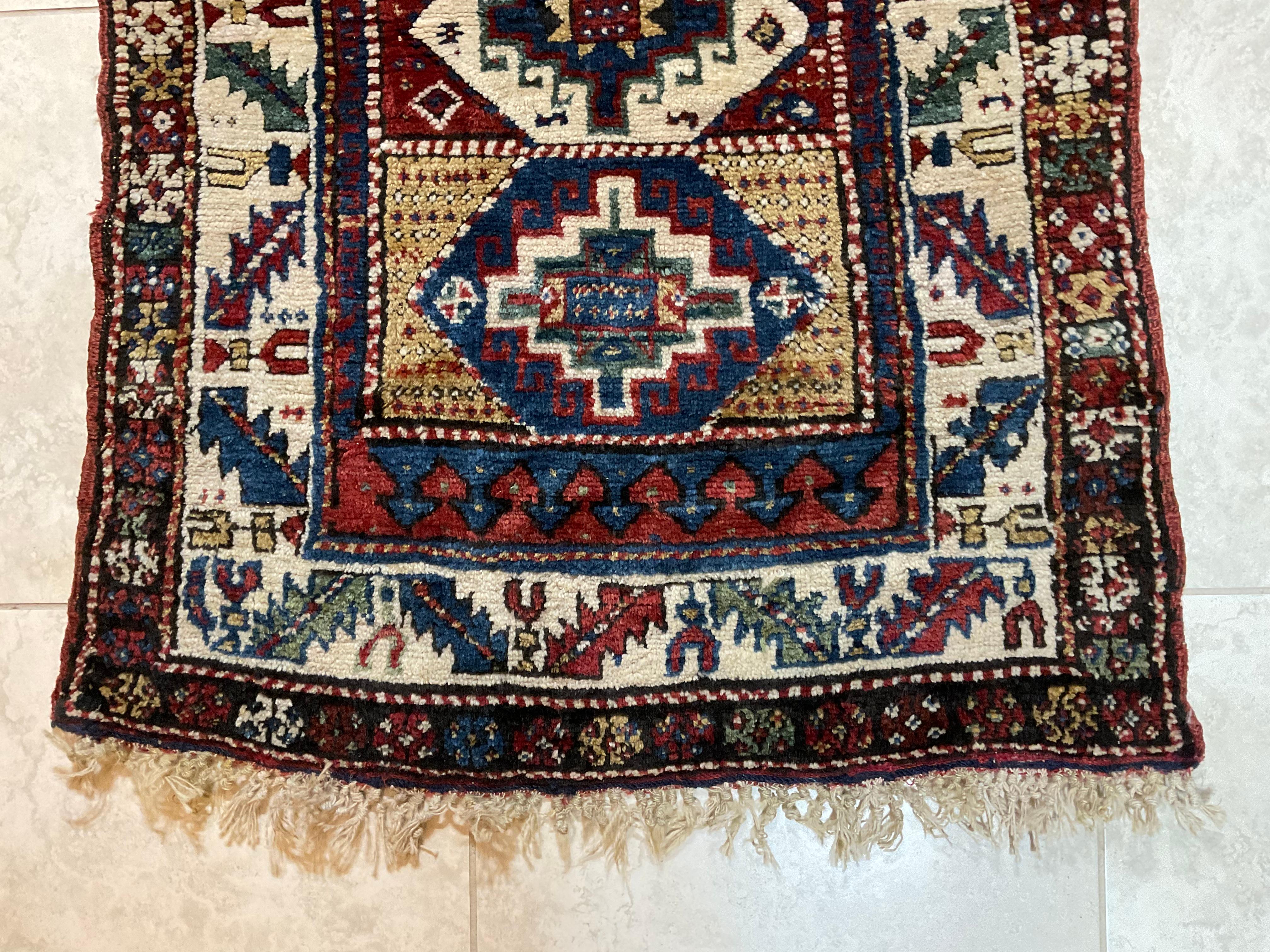 Antiker kaukasischer Teppich mit geometrischen Motiven, Stammeskunst (Wolle) im Angebot