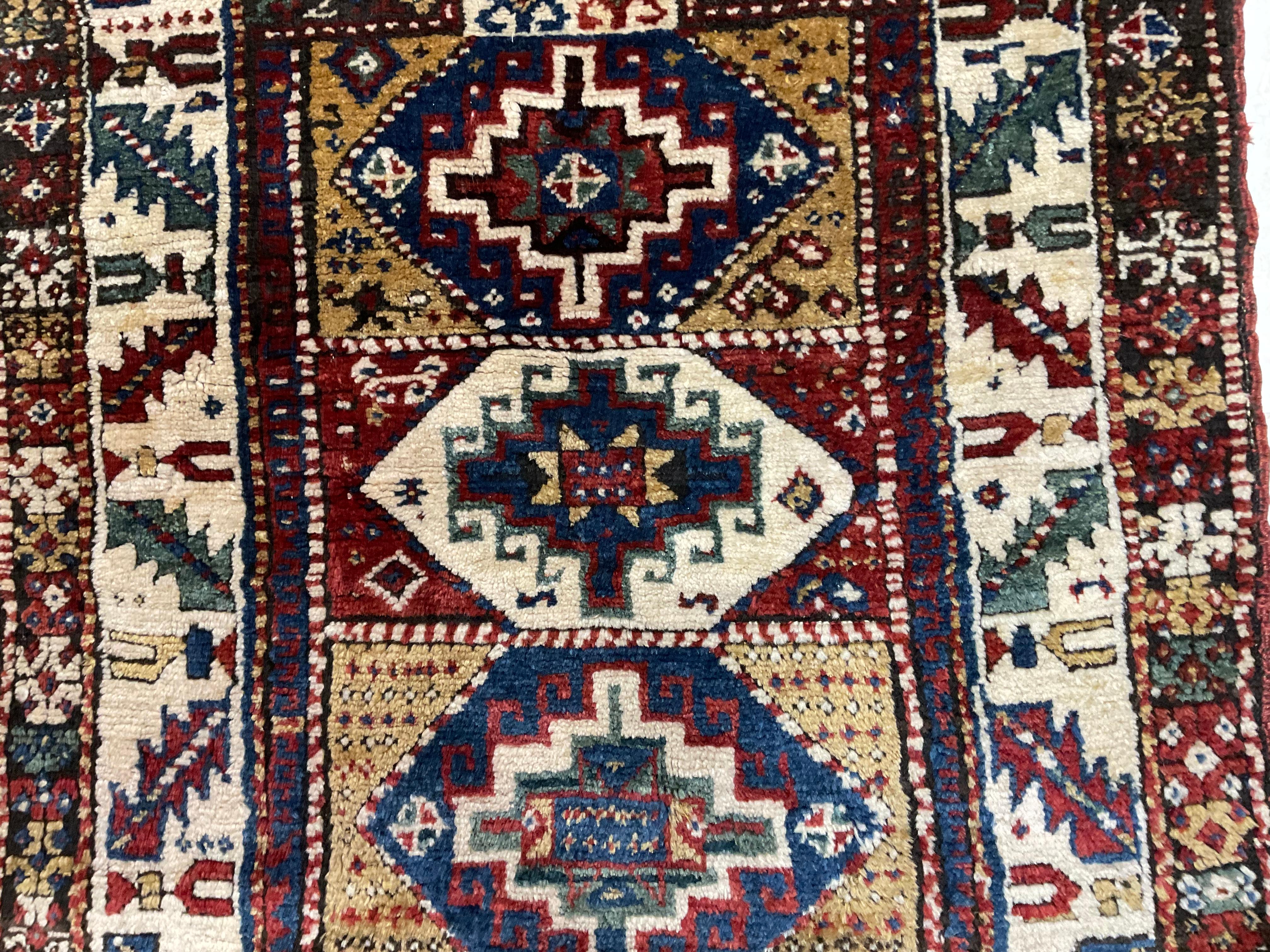Antiker kaukasischer Teppich mit geometrischen Motiven, Stammeskunst im Angebot 2