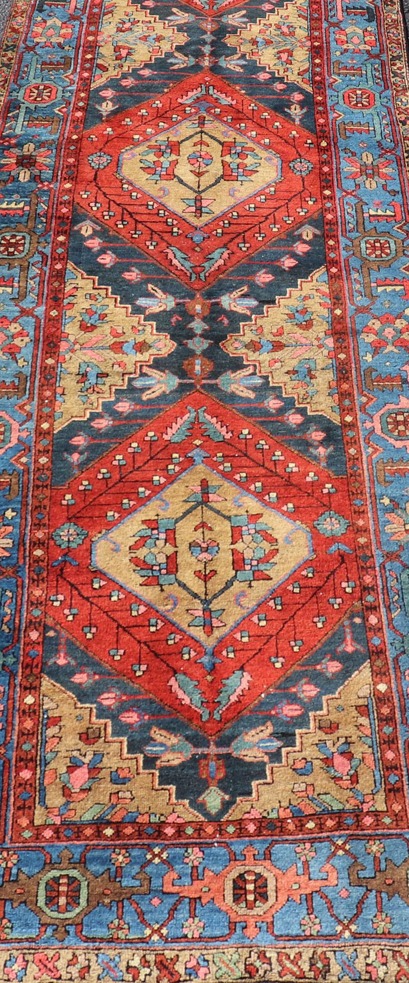 20ième siècle Long tapis de couloir persan géométrique ancien Heriz rouge, bleu, jaune et brun clair en vente