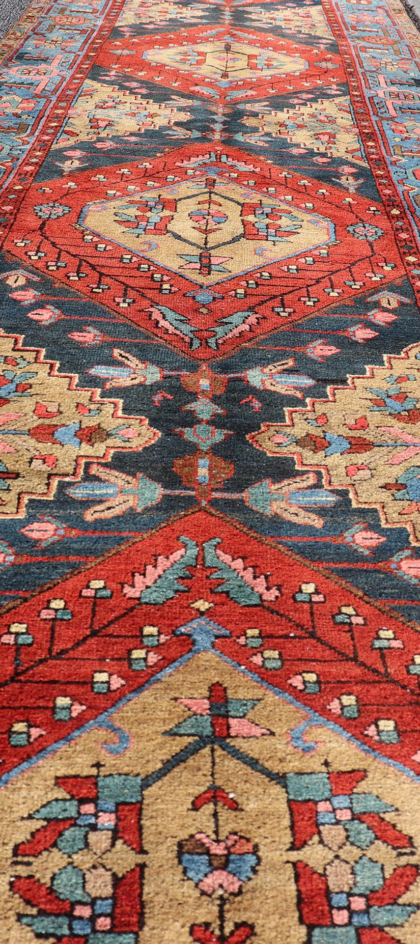 Long tapis de couloir persan géométrique ancien Heriz rouge, bleu, jaune et brun clair en vente 1