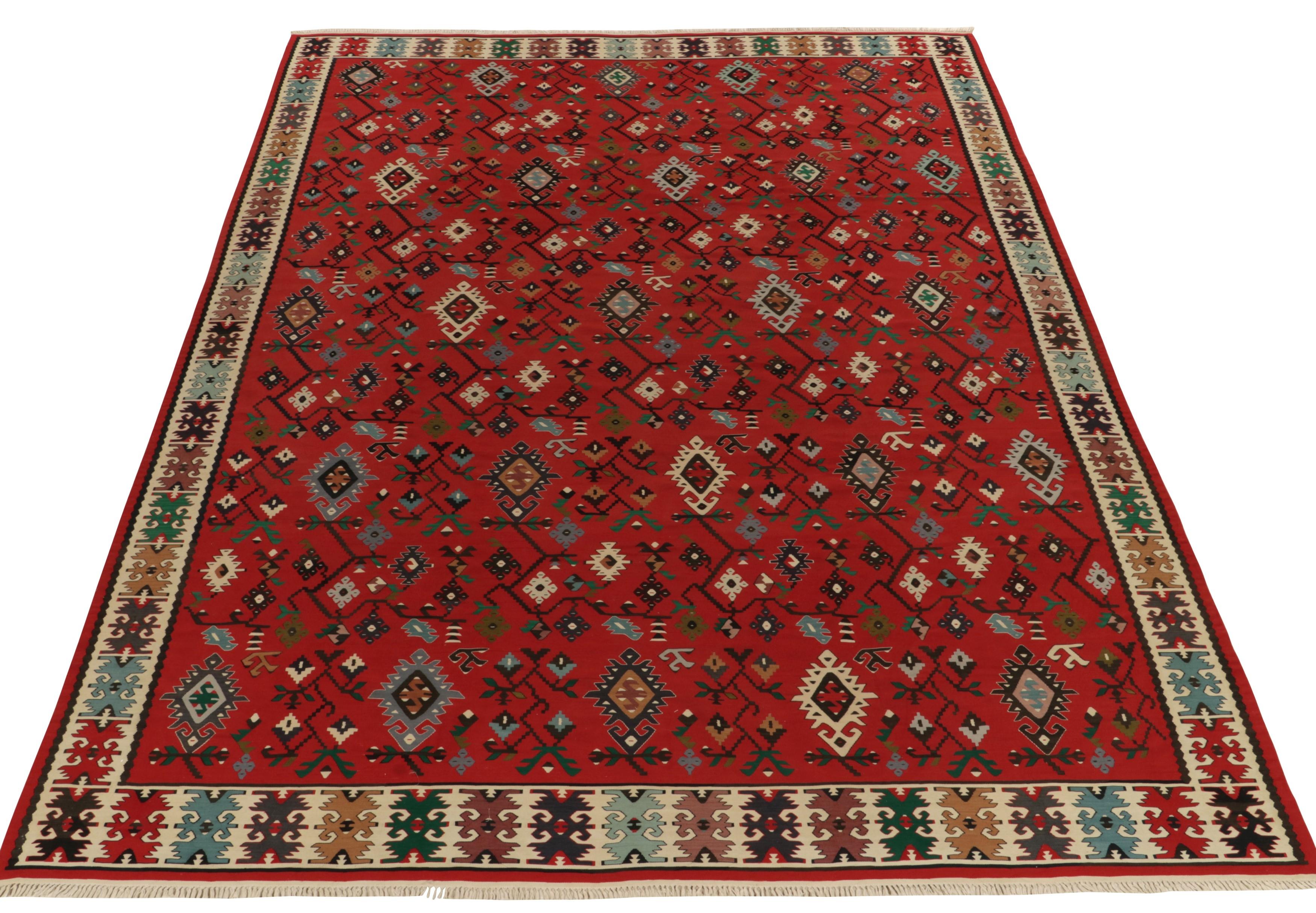Antiker geometrischer rot-beigefarbener Woll-Kelim-Teppich von Teppich & Kelim (Türkisch) im Angebot