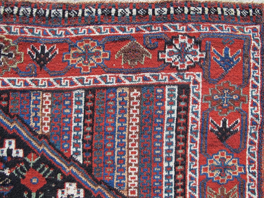 Annodato a mano Antico tappeto geometrico persiano del sud-ovest Khamseh, 1900 circa in vendita