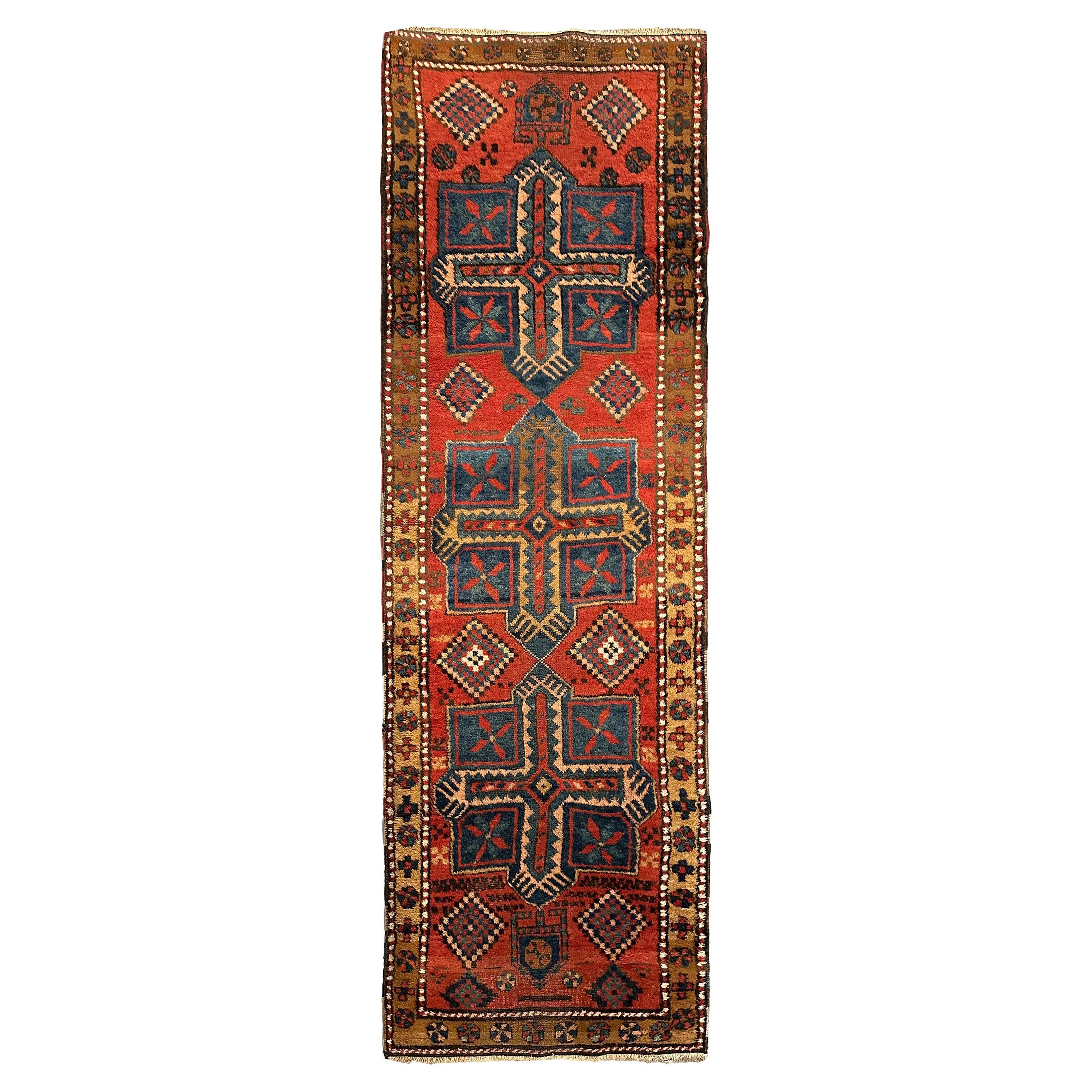 Tapis tribal géométrique fait à la main 1900 89 cm x 262 cm 3x9 pieds en vente